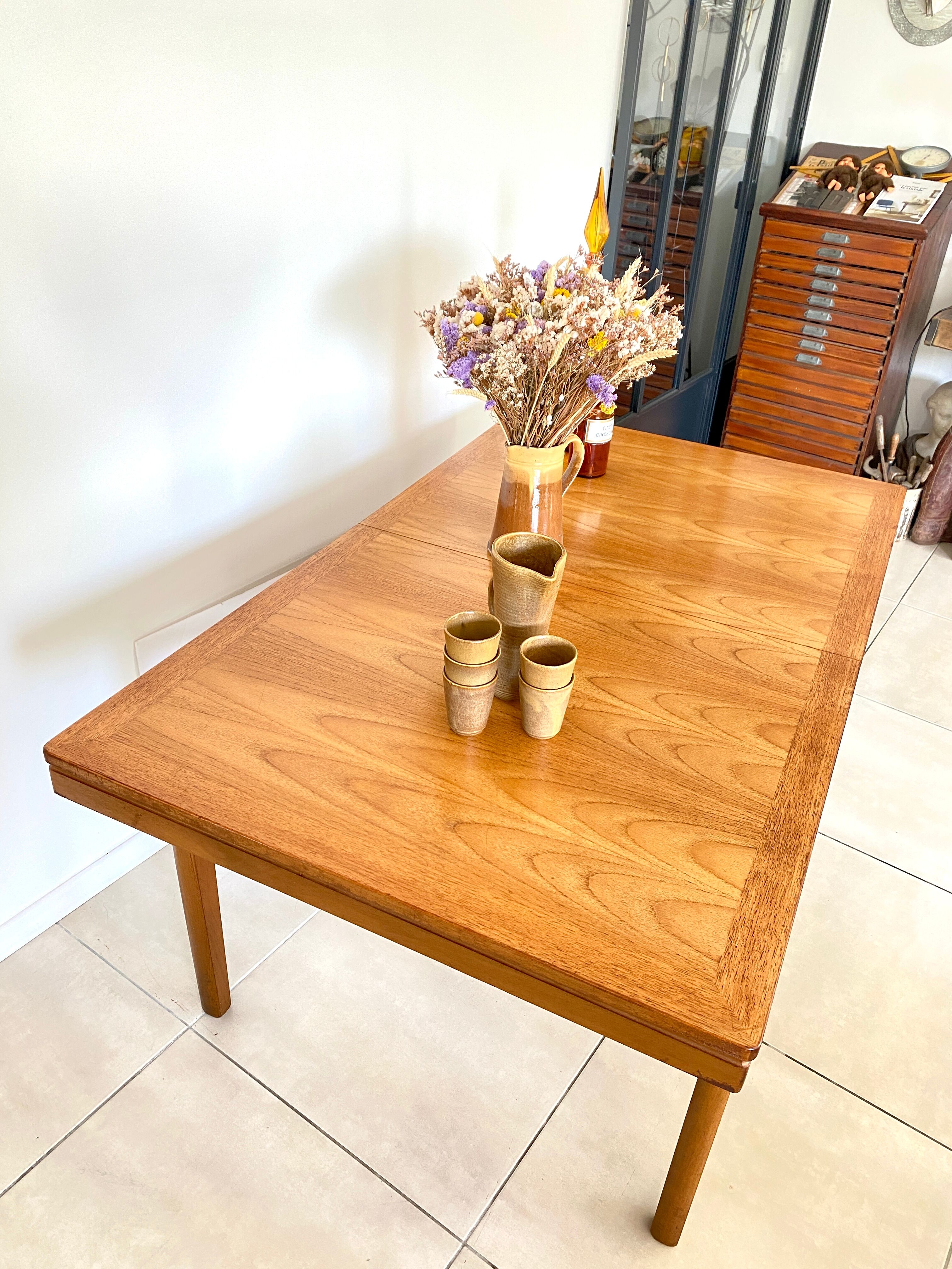 Extendable dining table in NATHAN teak