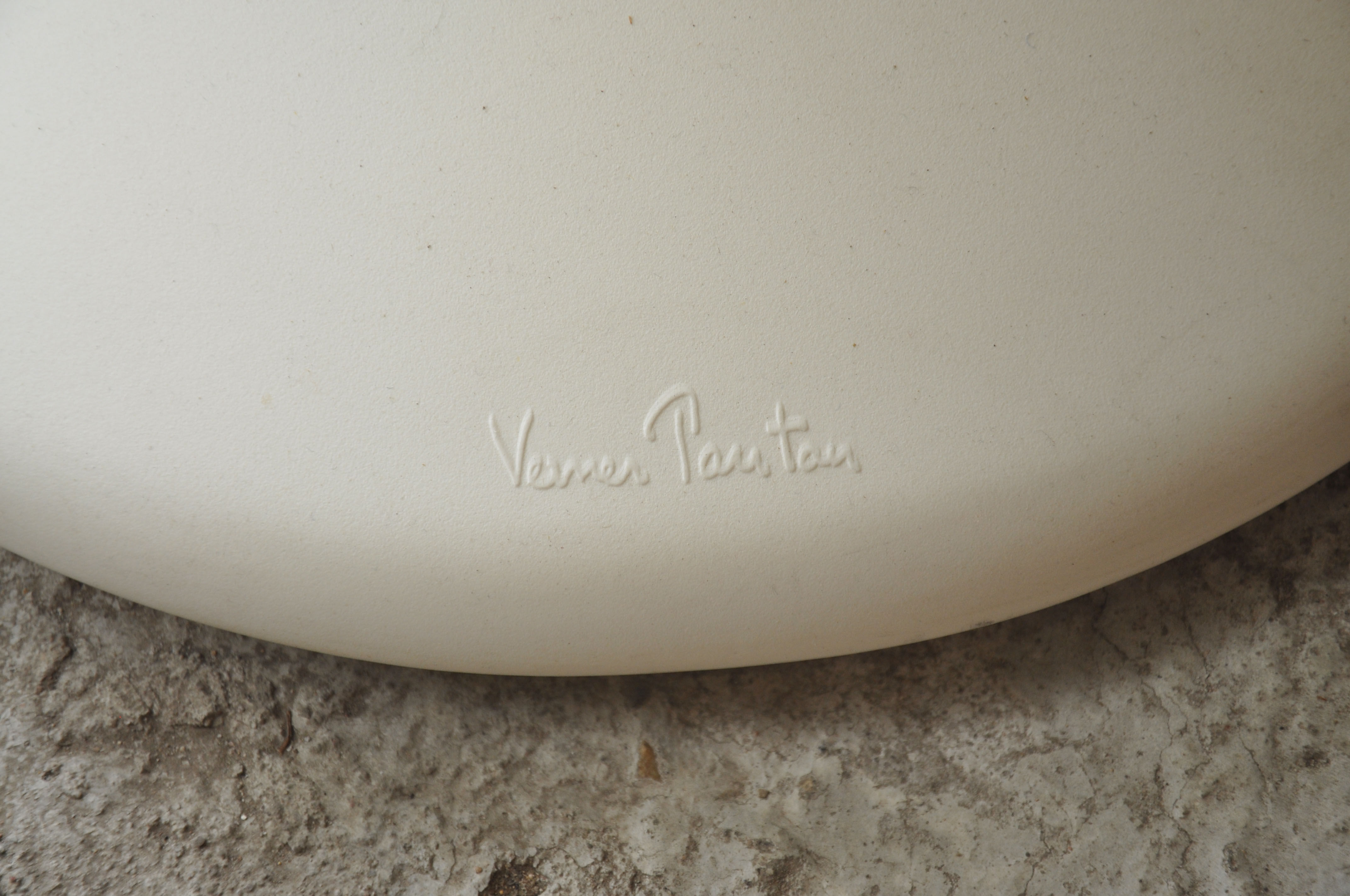 Pair of white chairs S Panton Vitra