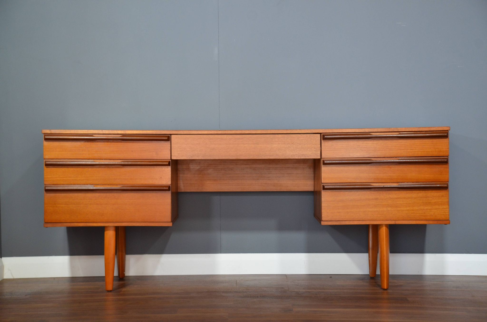Bureau / Table de maquillage en teck vintage Avalon du milieu du siècle. Livraison. Moderne / D