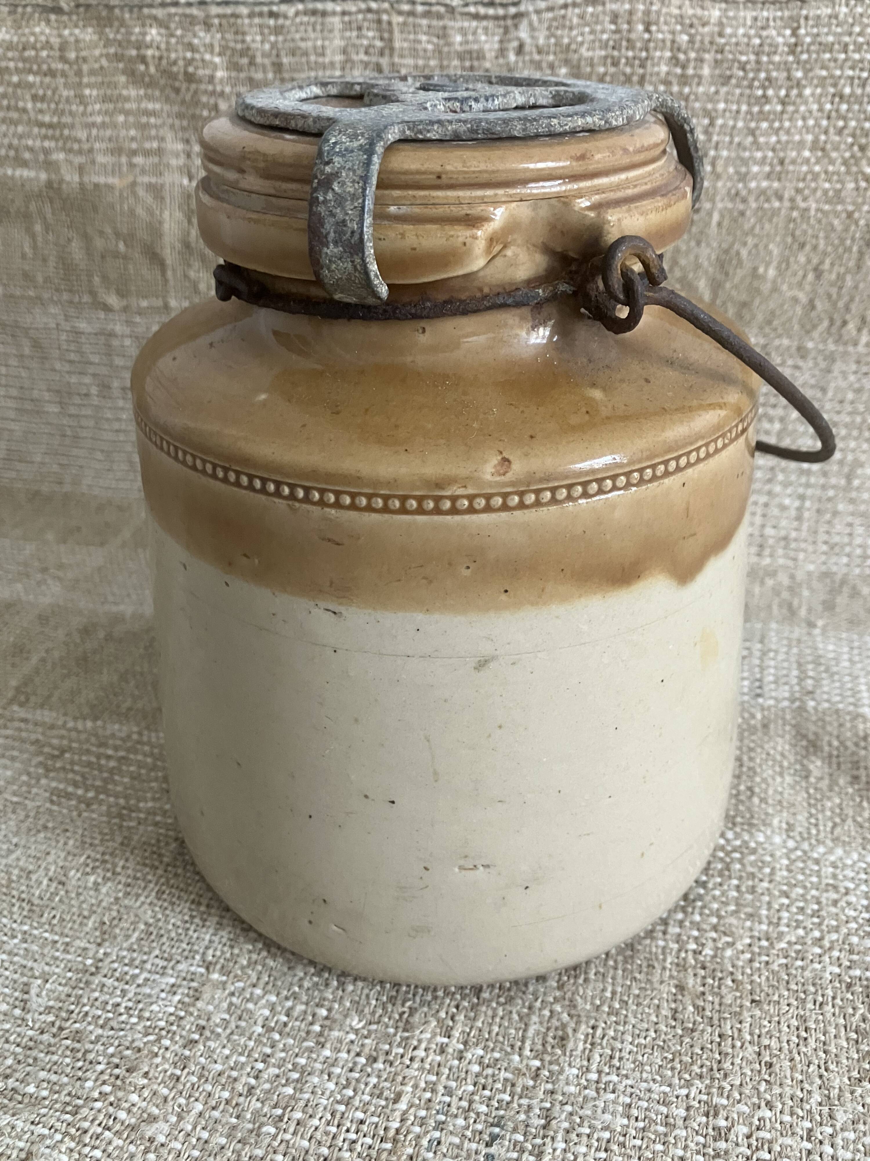 Two-tone stoneware pot