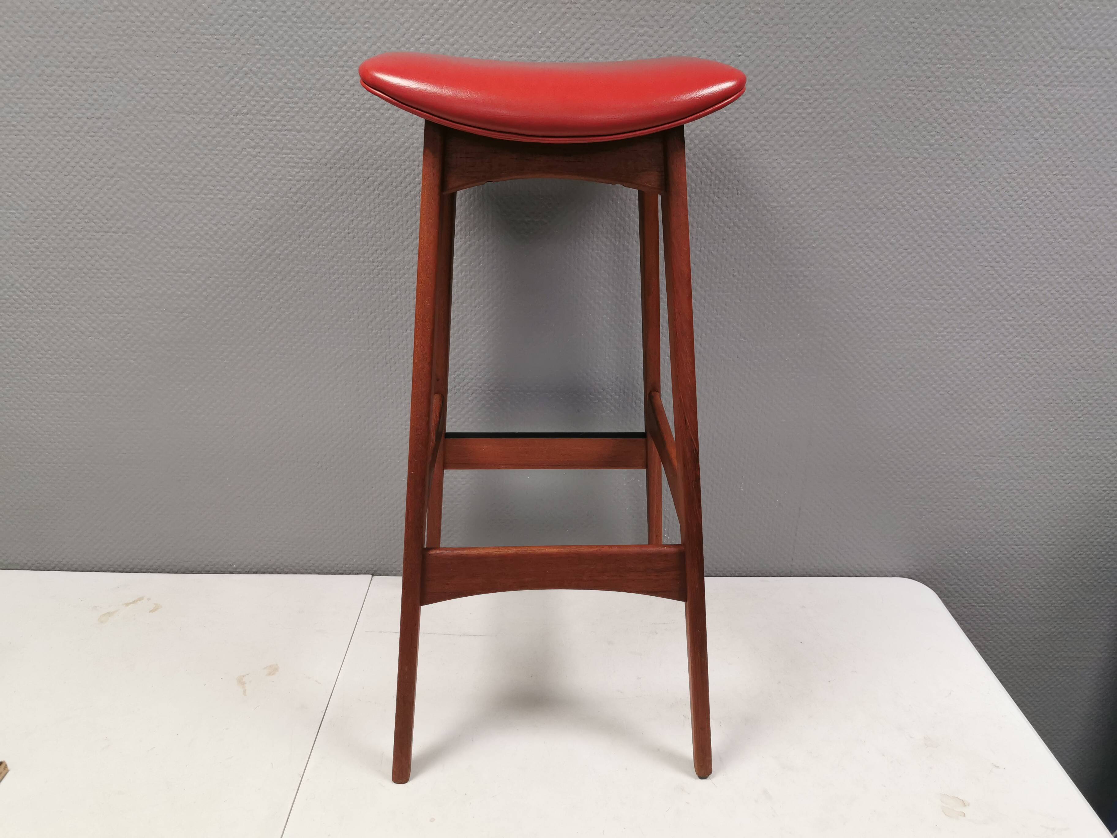 Bar stool, made of teak wood and cognac/red leather. Denmark 1960s