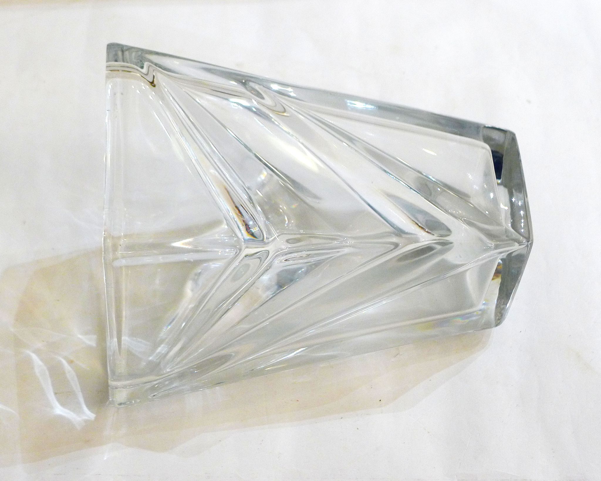 Vase en cristal, relief triangles