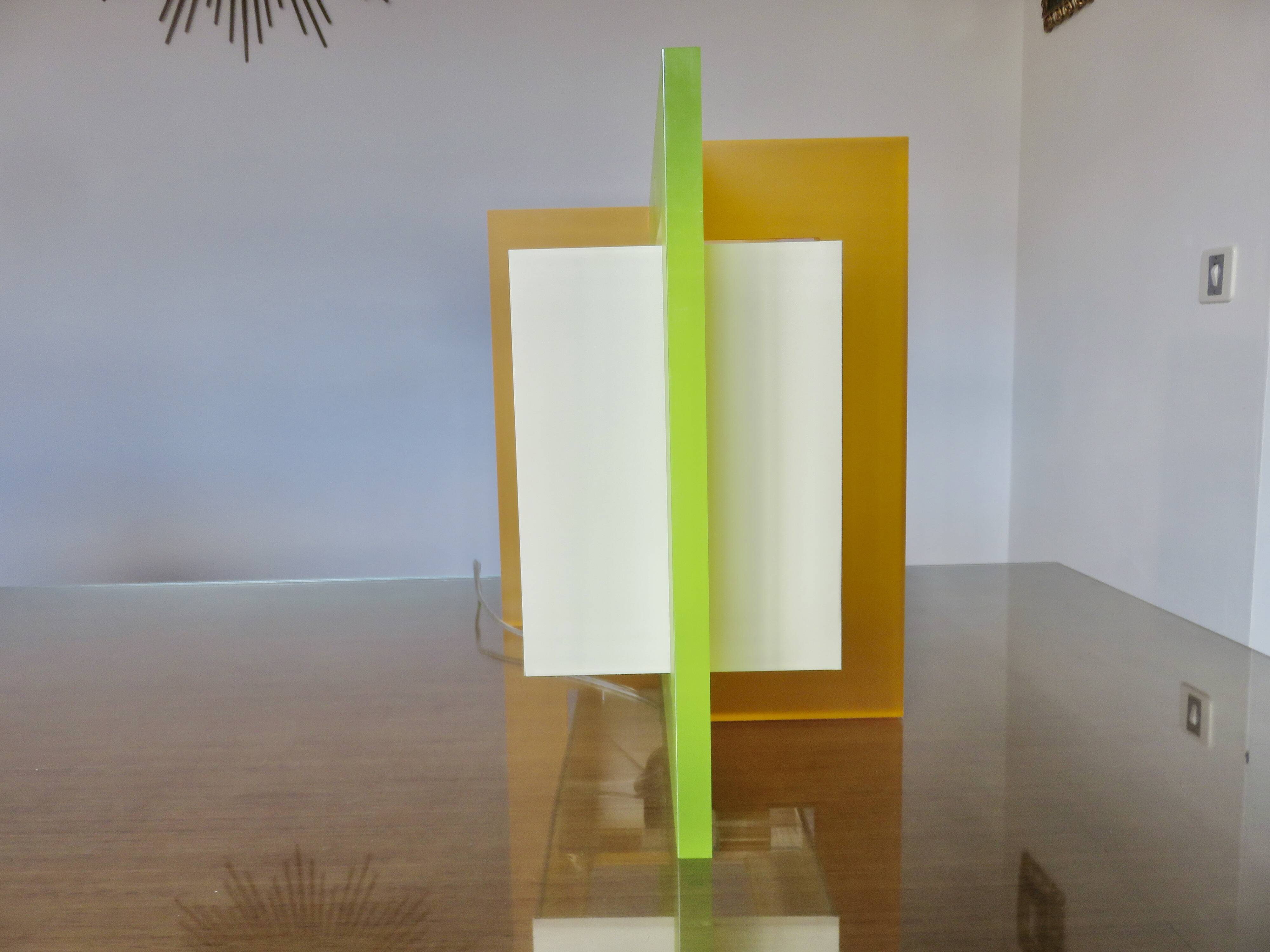 Large American table lamp in two-tone altuglas, 1980