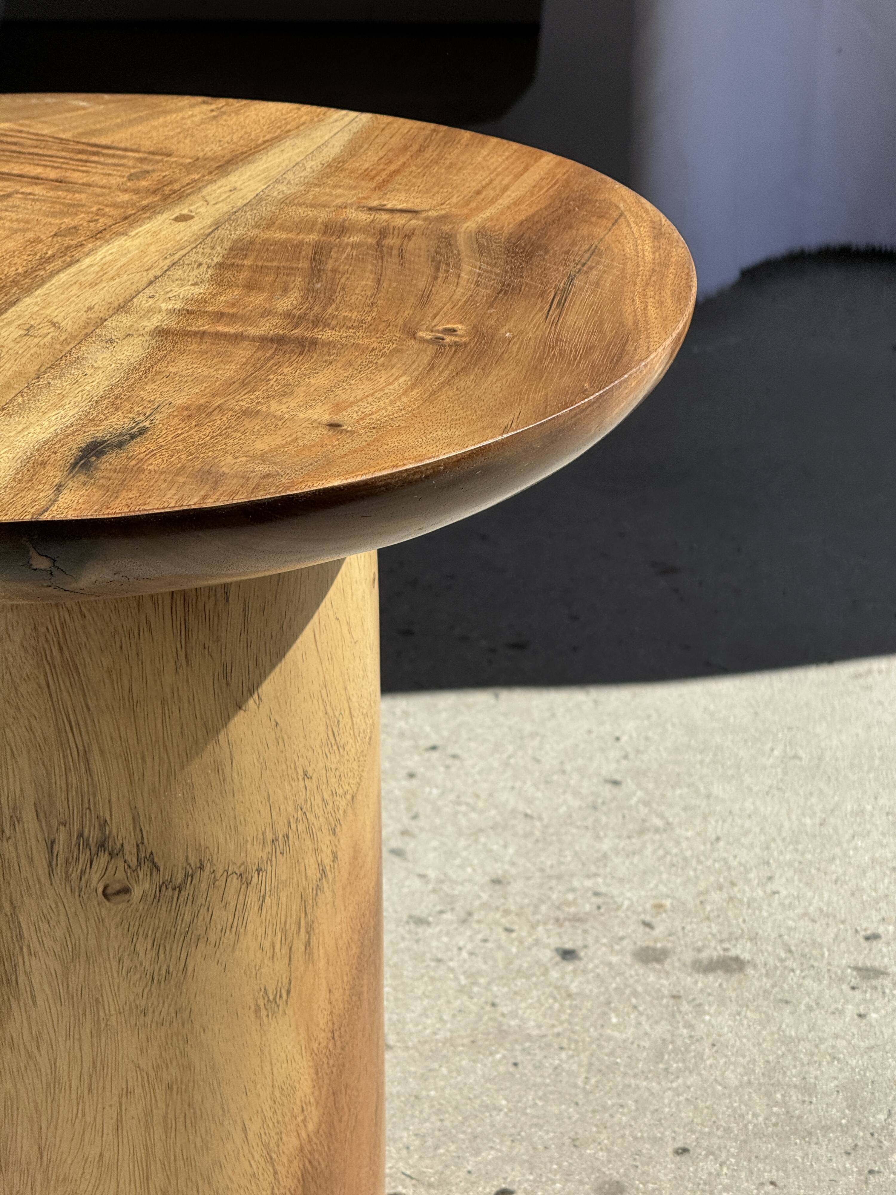 Side table in solid suar with a circular top, column base H51.5 D50.