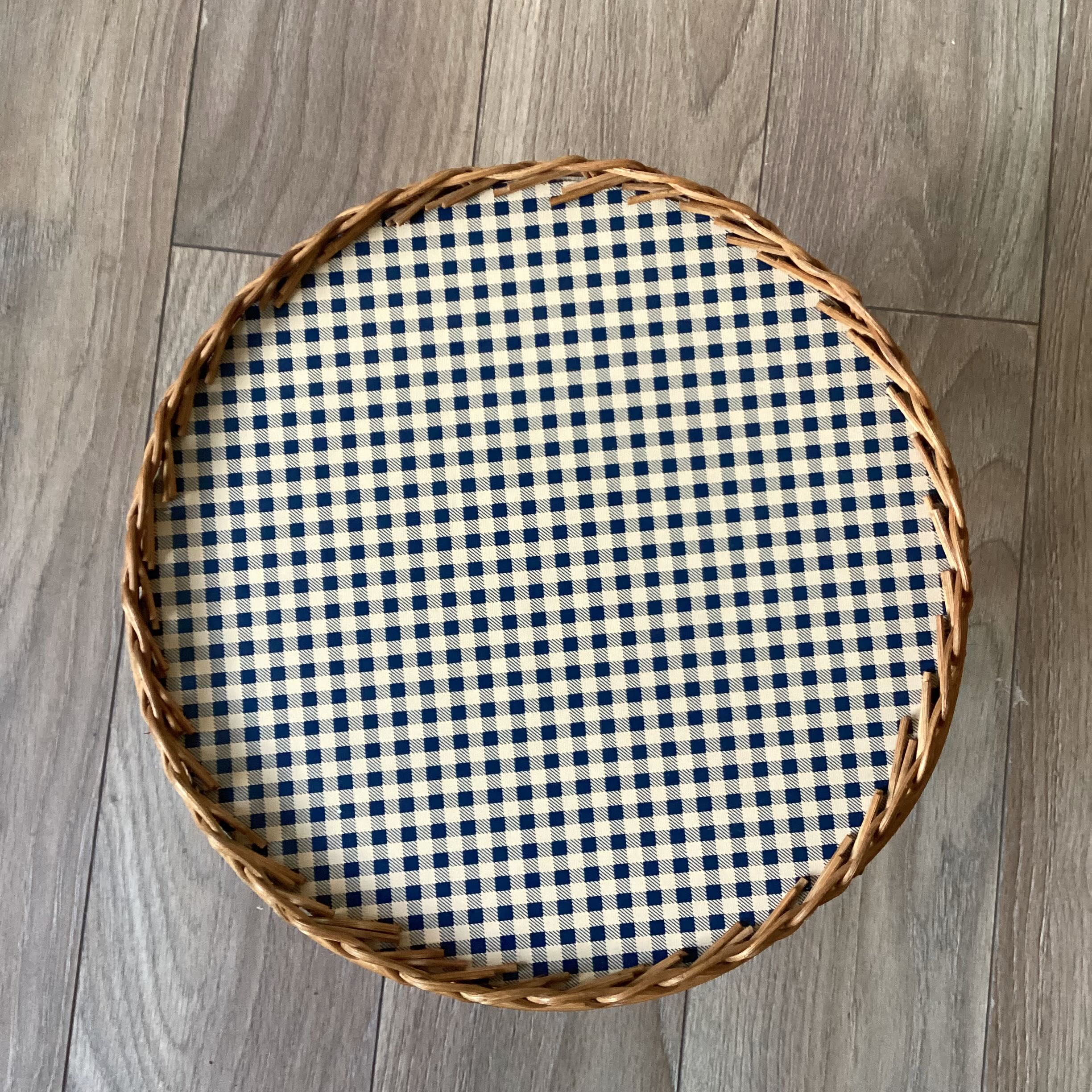 Tripod plant holder table