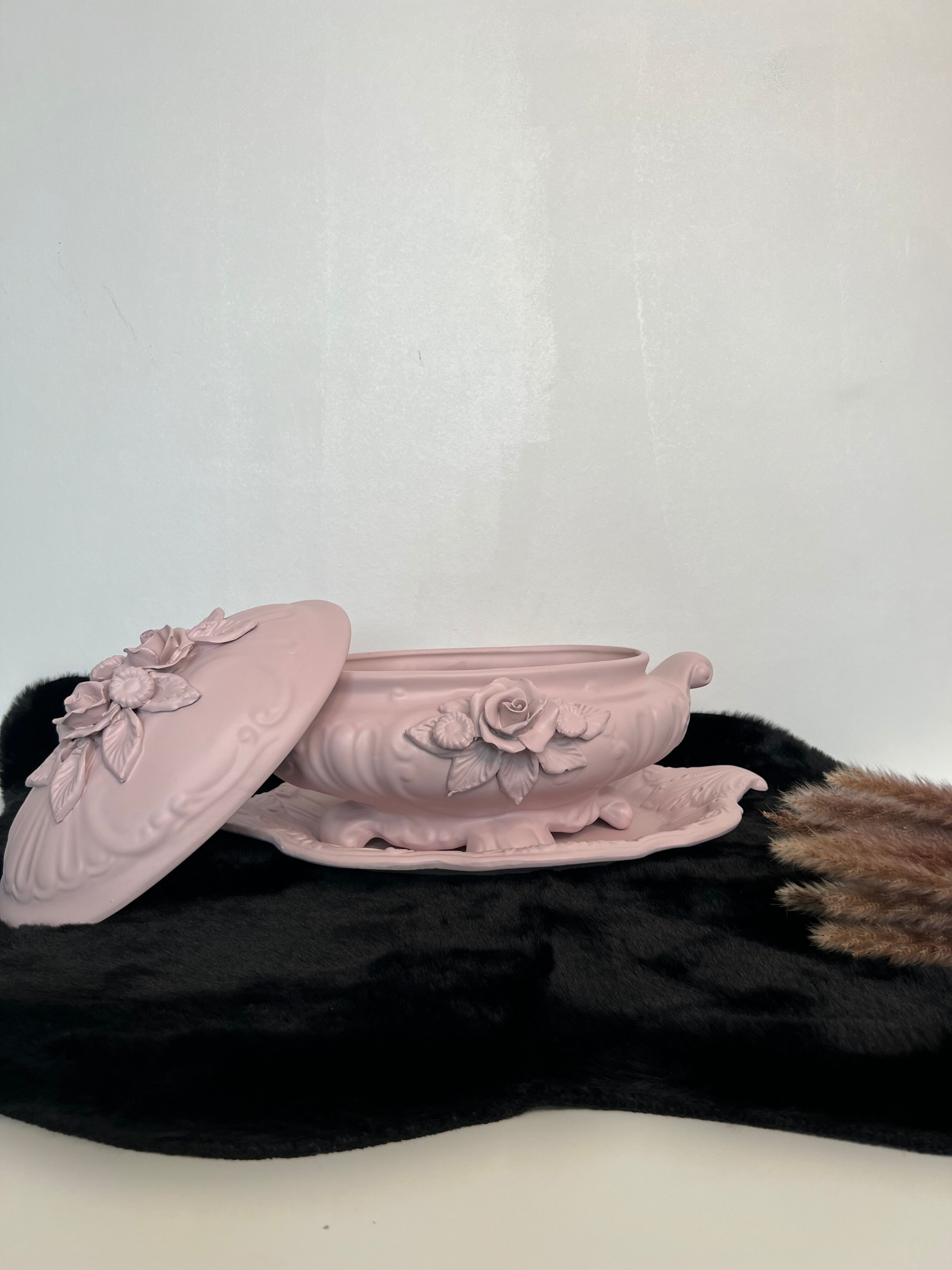 Soupière décorative en faïence relookée rose poudré