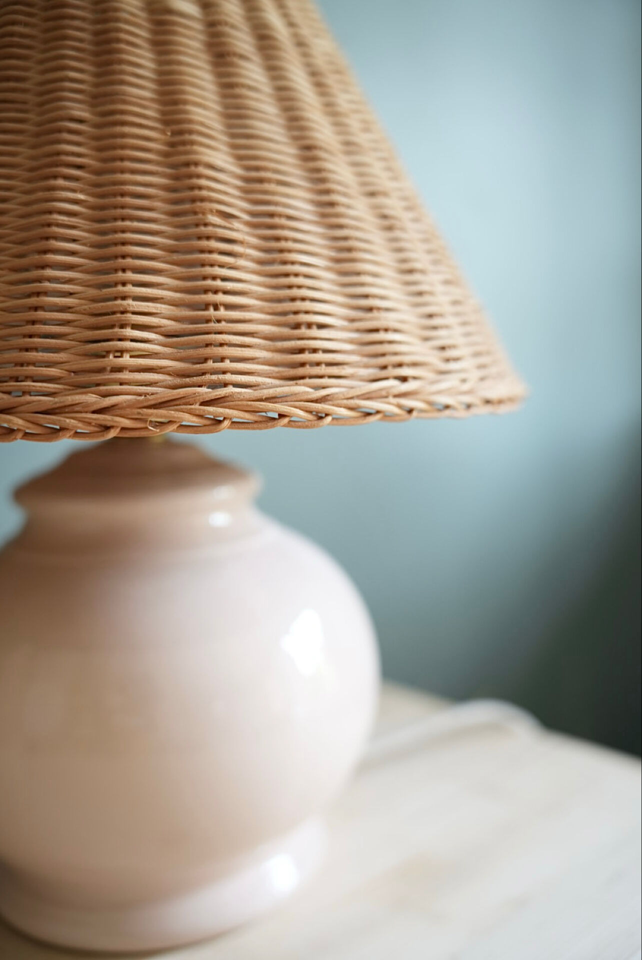 Ceramic and rattan table lamp