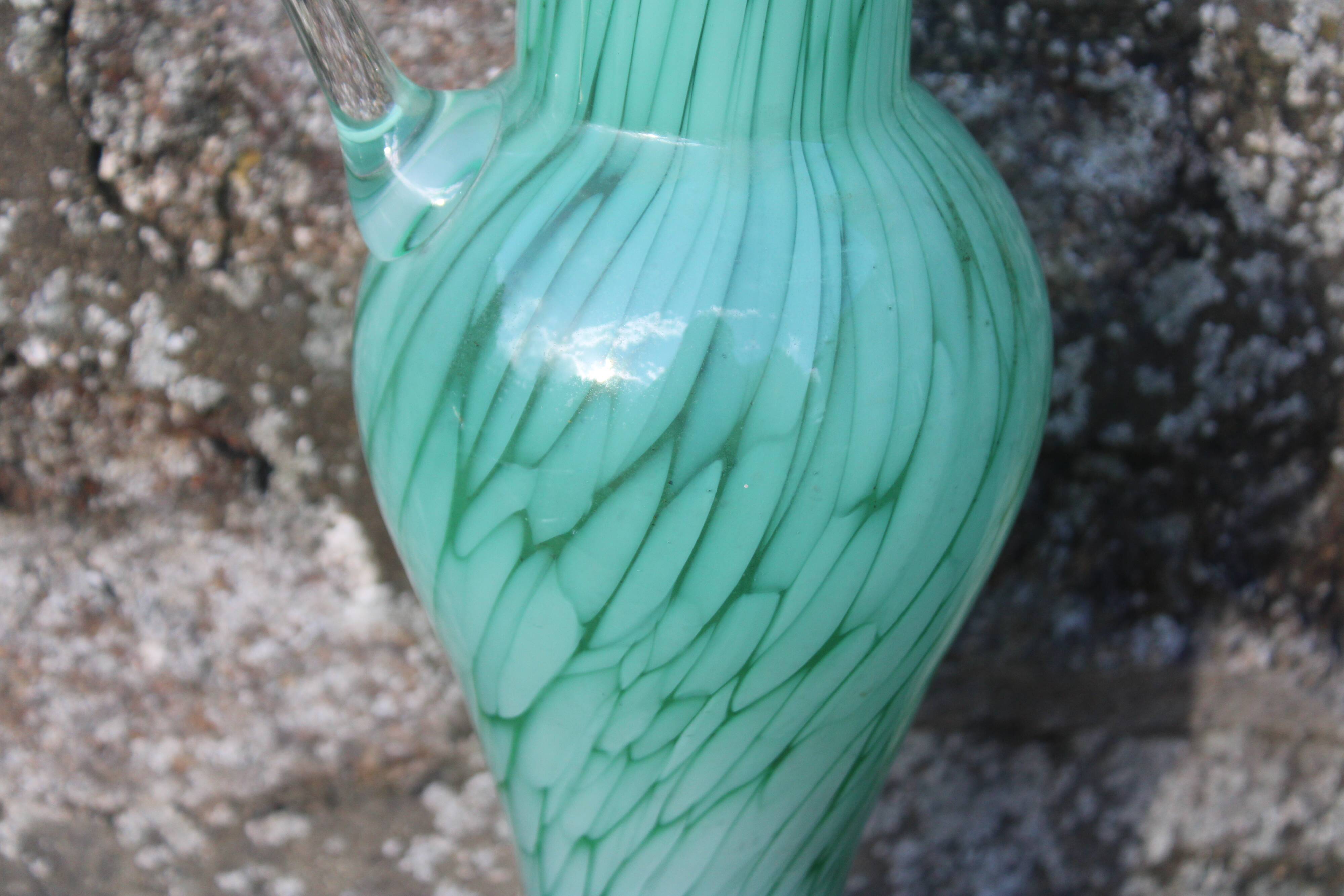 Cruche en verre soufflé vert émeraude – H32 cm x L10 cm