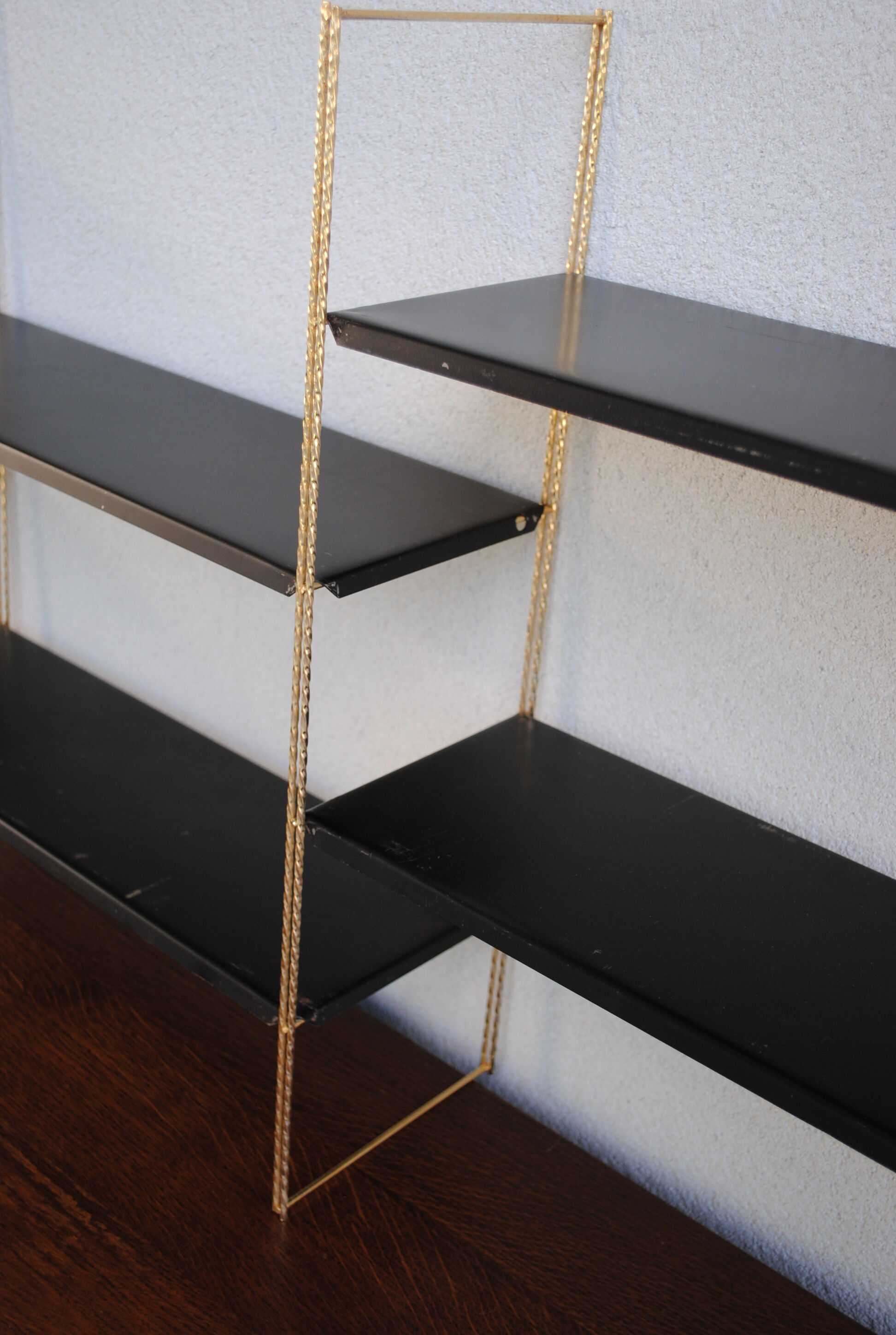 Shelf wall metal string