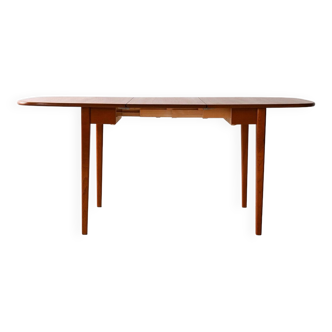 Extendable table with flaps