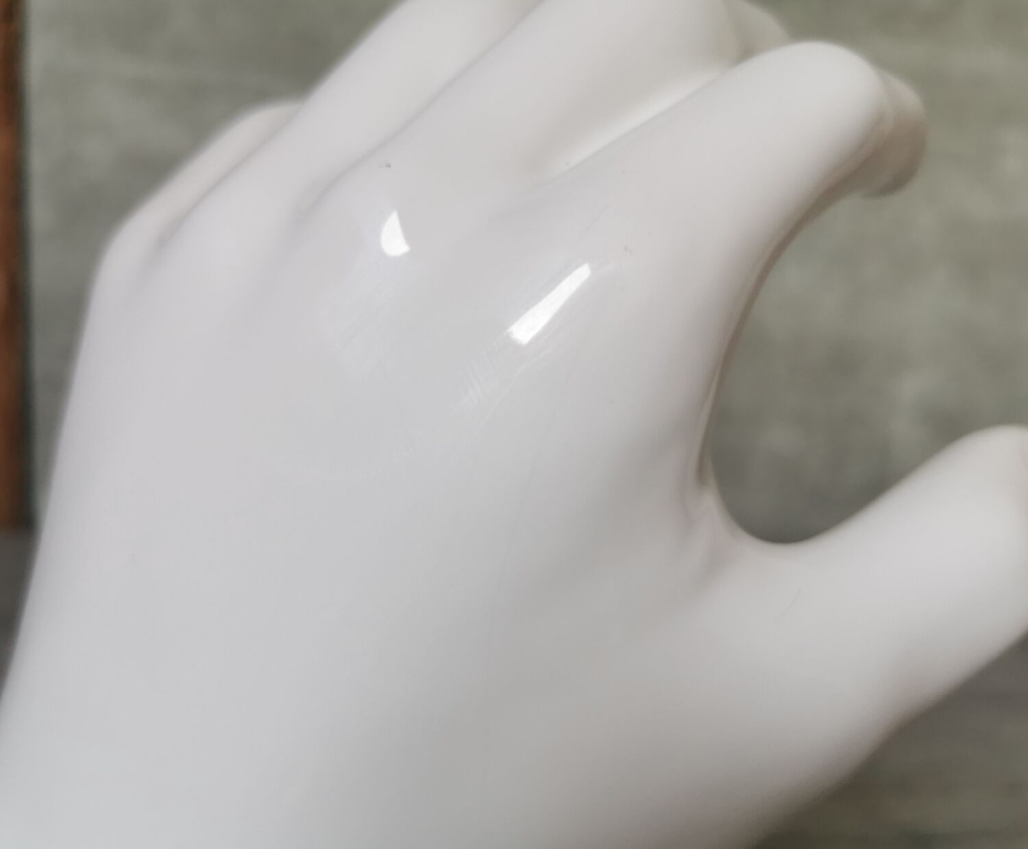 White ceramic hand wall lamp