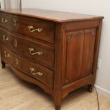 Commode galbée en noyer Louis XV - Transition