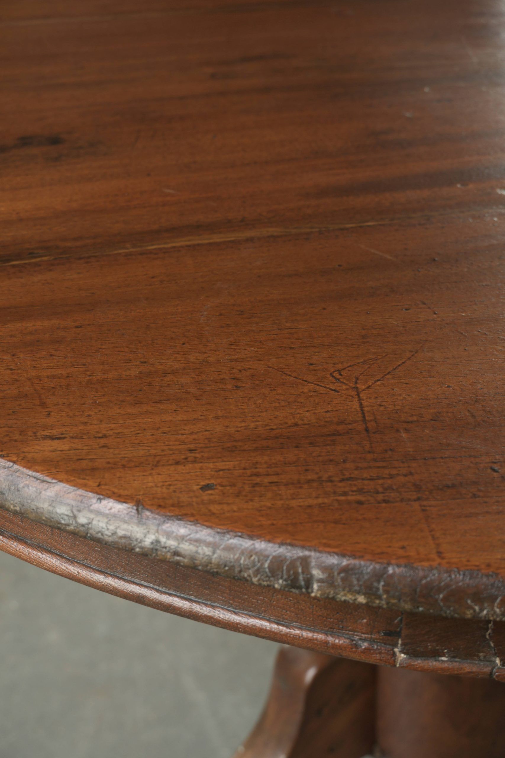 Table à manger ronde rustique en bois subtil avec une belle apparence.
