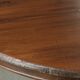 Table à manger ronde rustique en bois subtil avec une belle apparence.