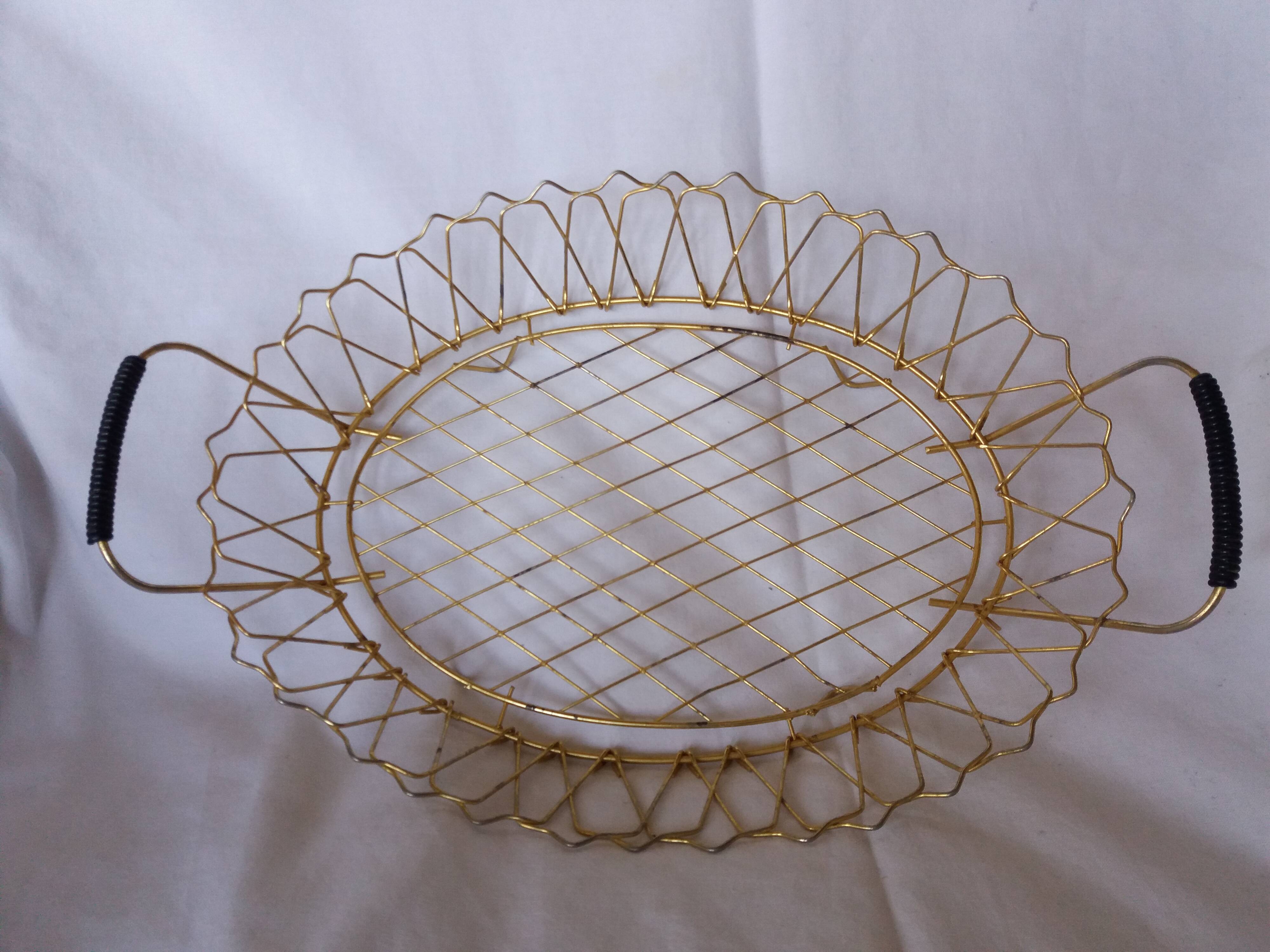 Flat gold metal and scoubidou basket basket