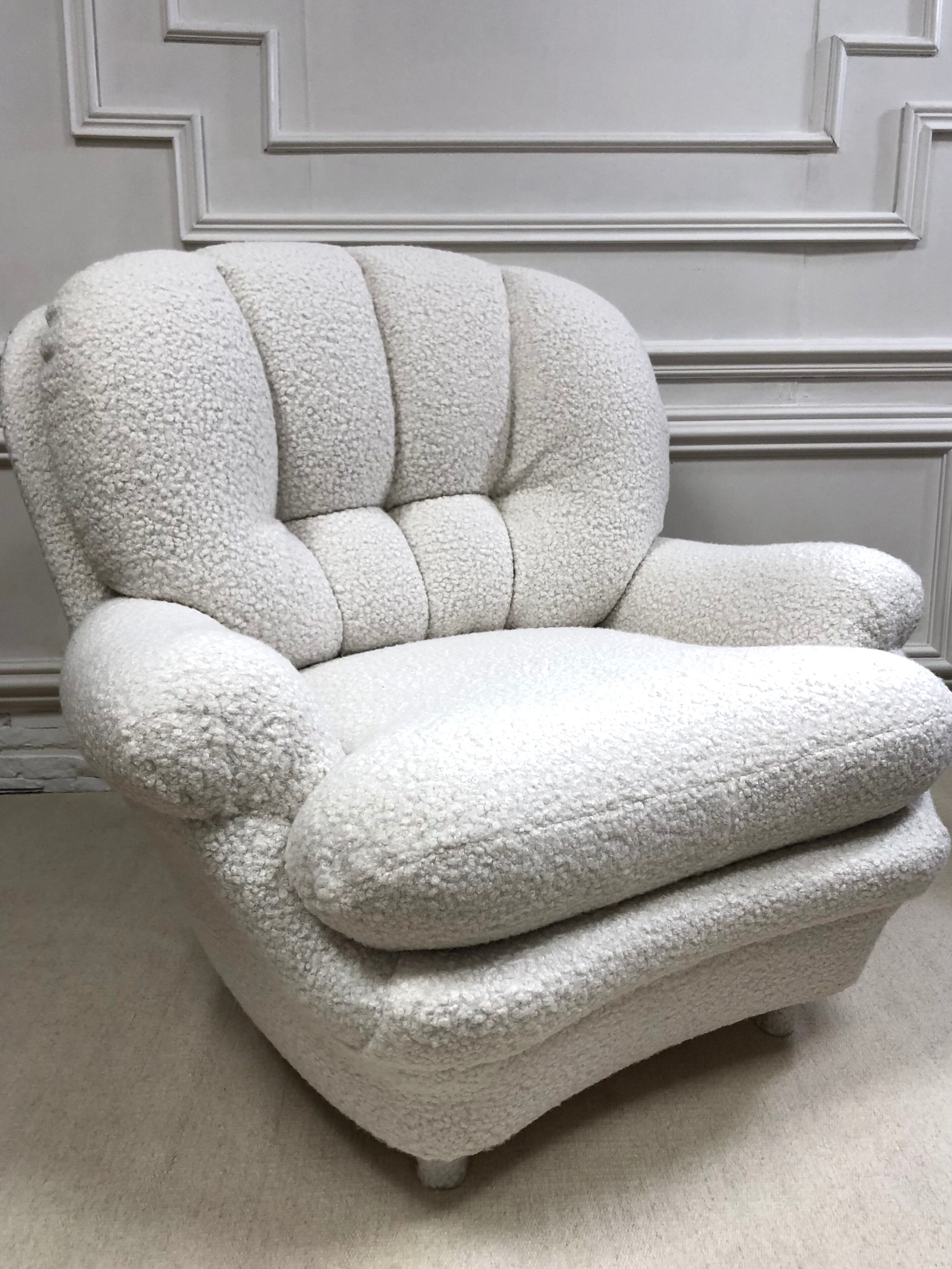 Vintage 80s shell armchair in curly wool