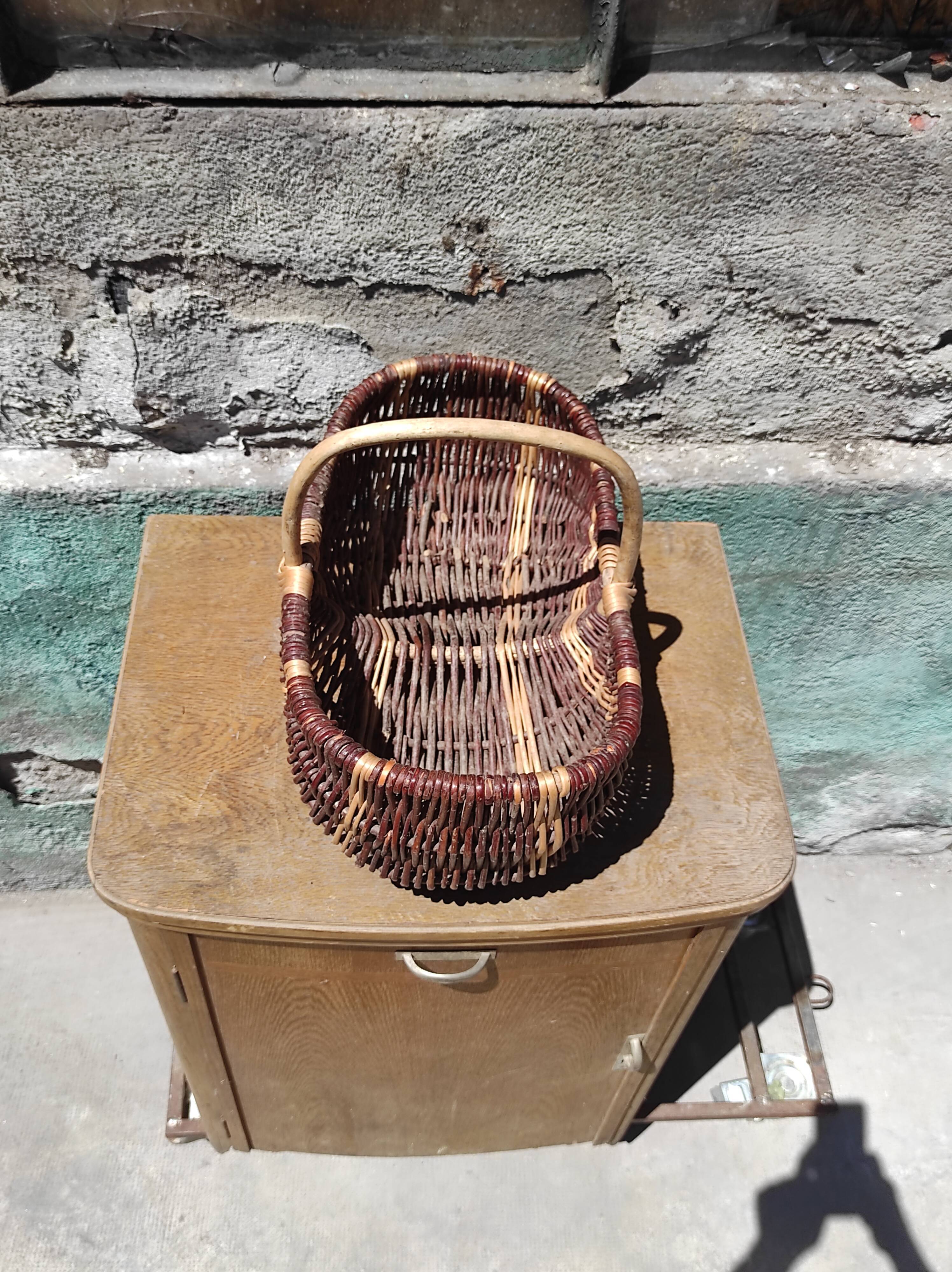 Ancien panier rustique de pique-nique ou à champignons en rotin vintage campagnard ferme français
