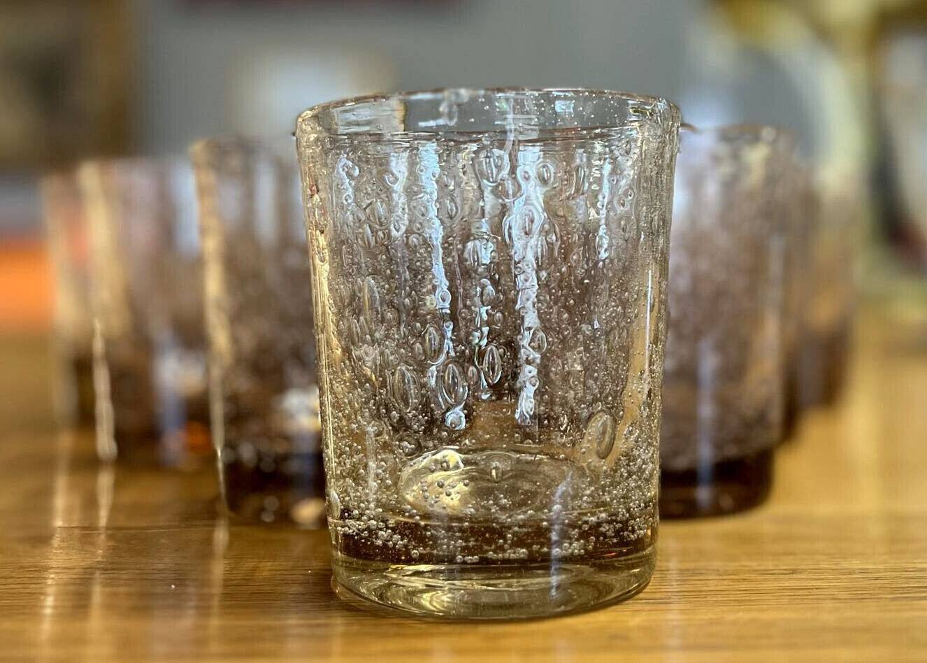 Biot XXeme : série de 10 verres a citronnade en verre bullé signés reflets brun orangé