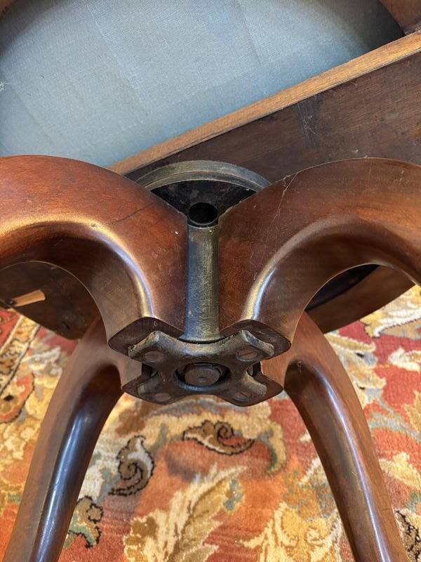 Swivel office chair