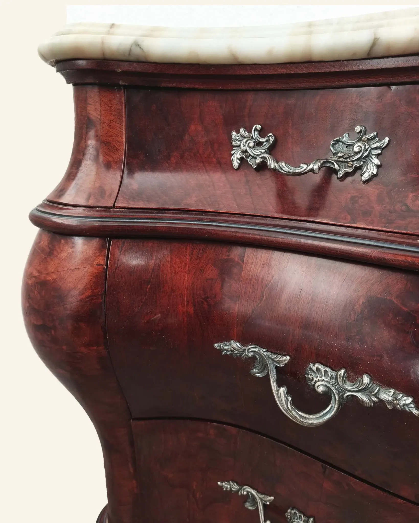 Commode galbée de style Louis XV en ronce d'acajou, dessus de marbre