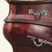 Commode galbée de style Louis XV en ronce d'acajou, dessus de marbre