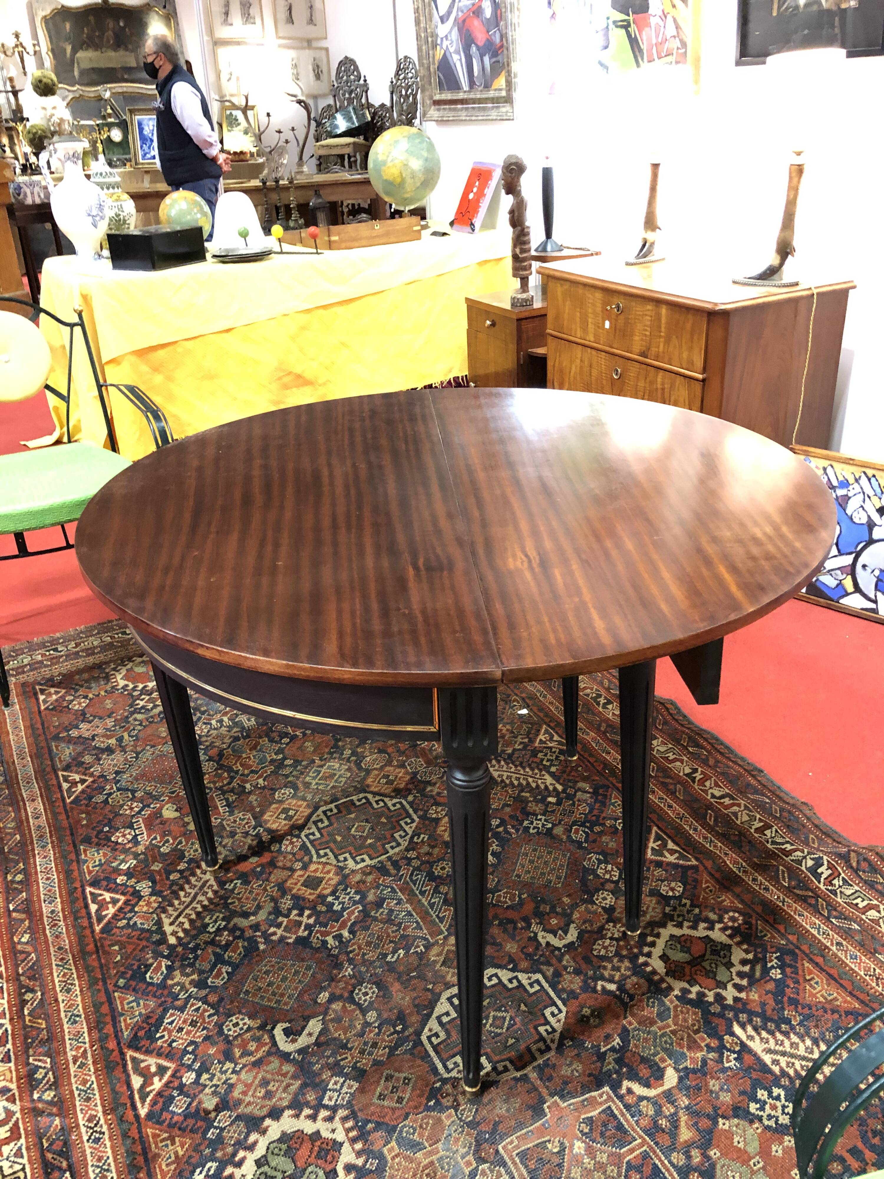 Half-moon table with extensions