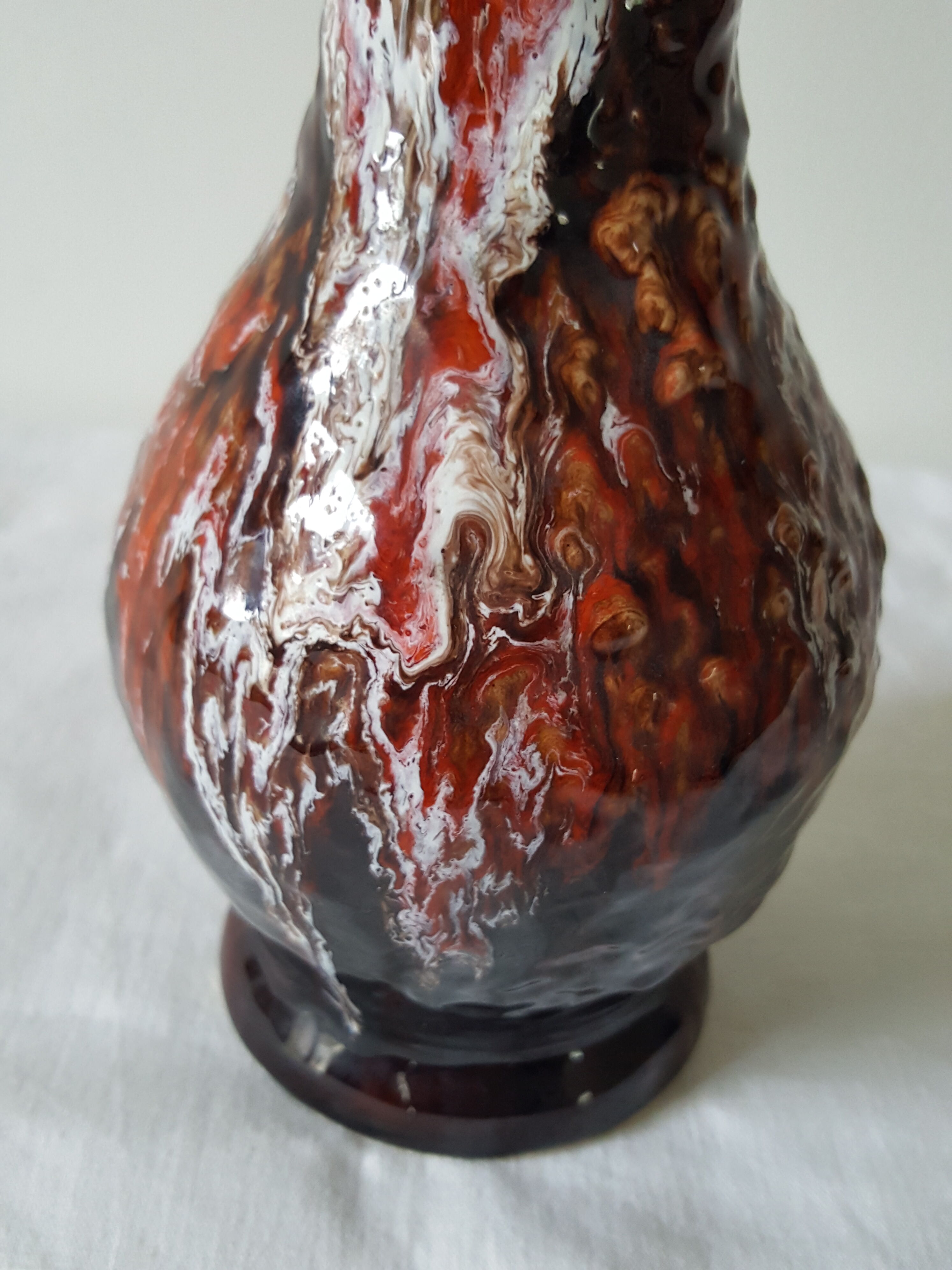 Vase en céramique orange marron avec coulures en relief