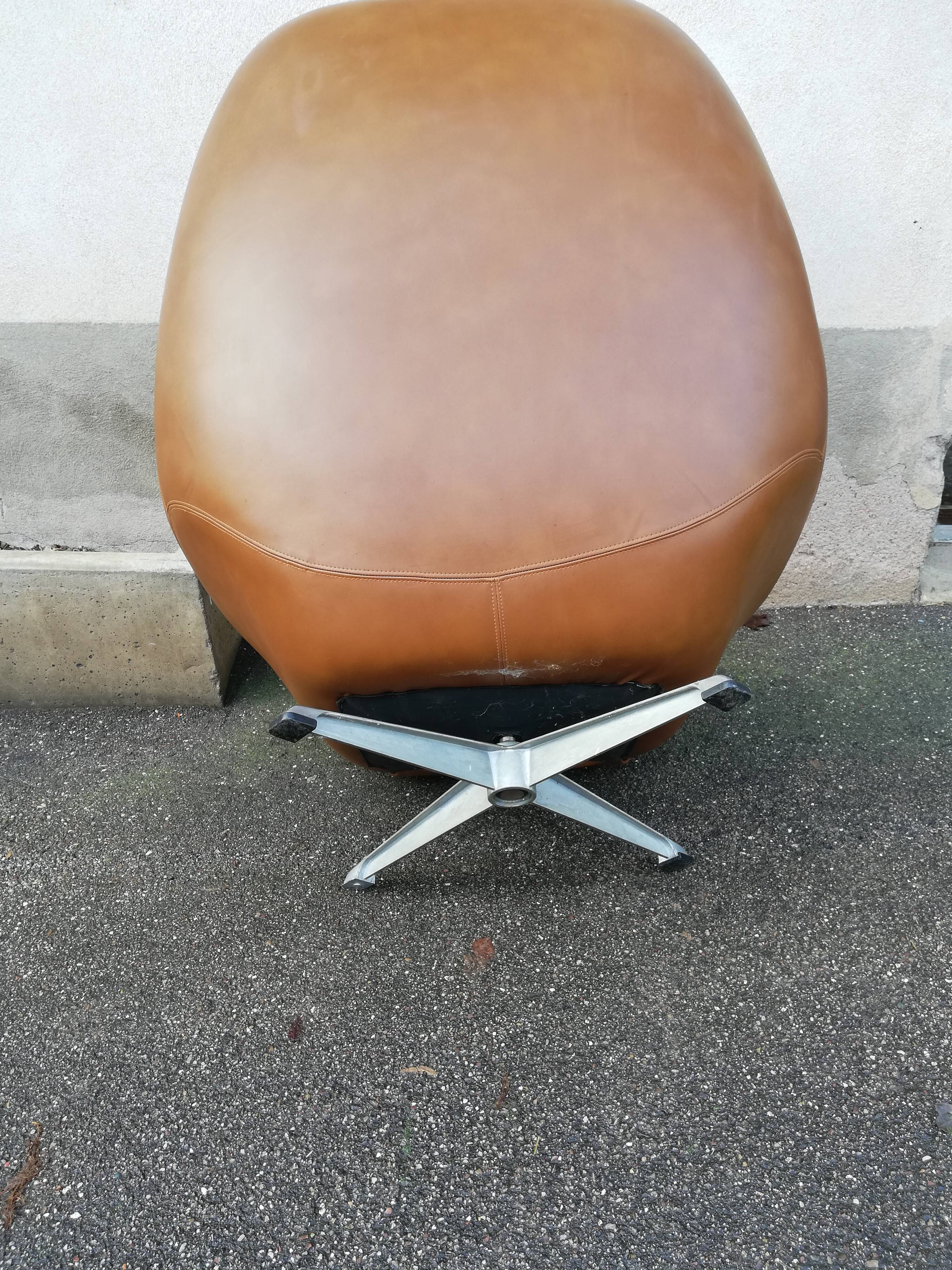 Vintage brown hull chair