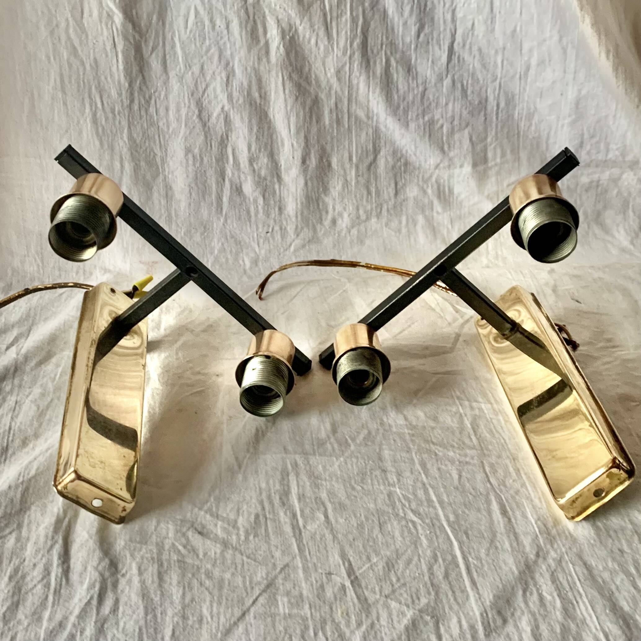 Pair of wall sconces in gilded brass and textured glass