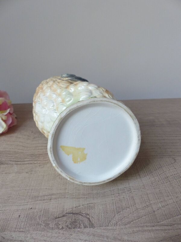 Pichet en barbotine coq vintage – couleurs douces jaune et bleu, vintage