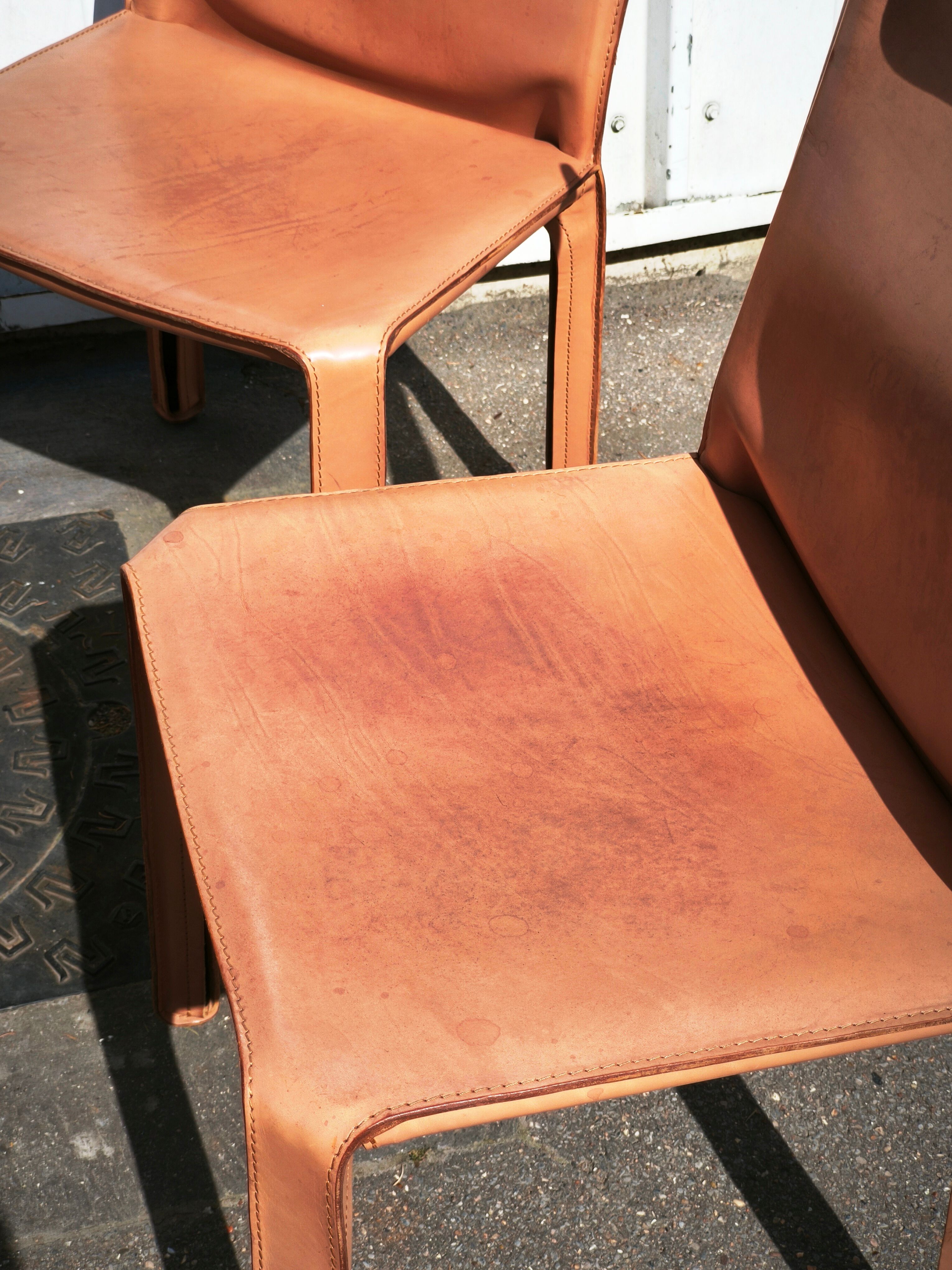 Suite de 4 chaises CAB412 Mario Bellini