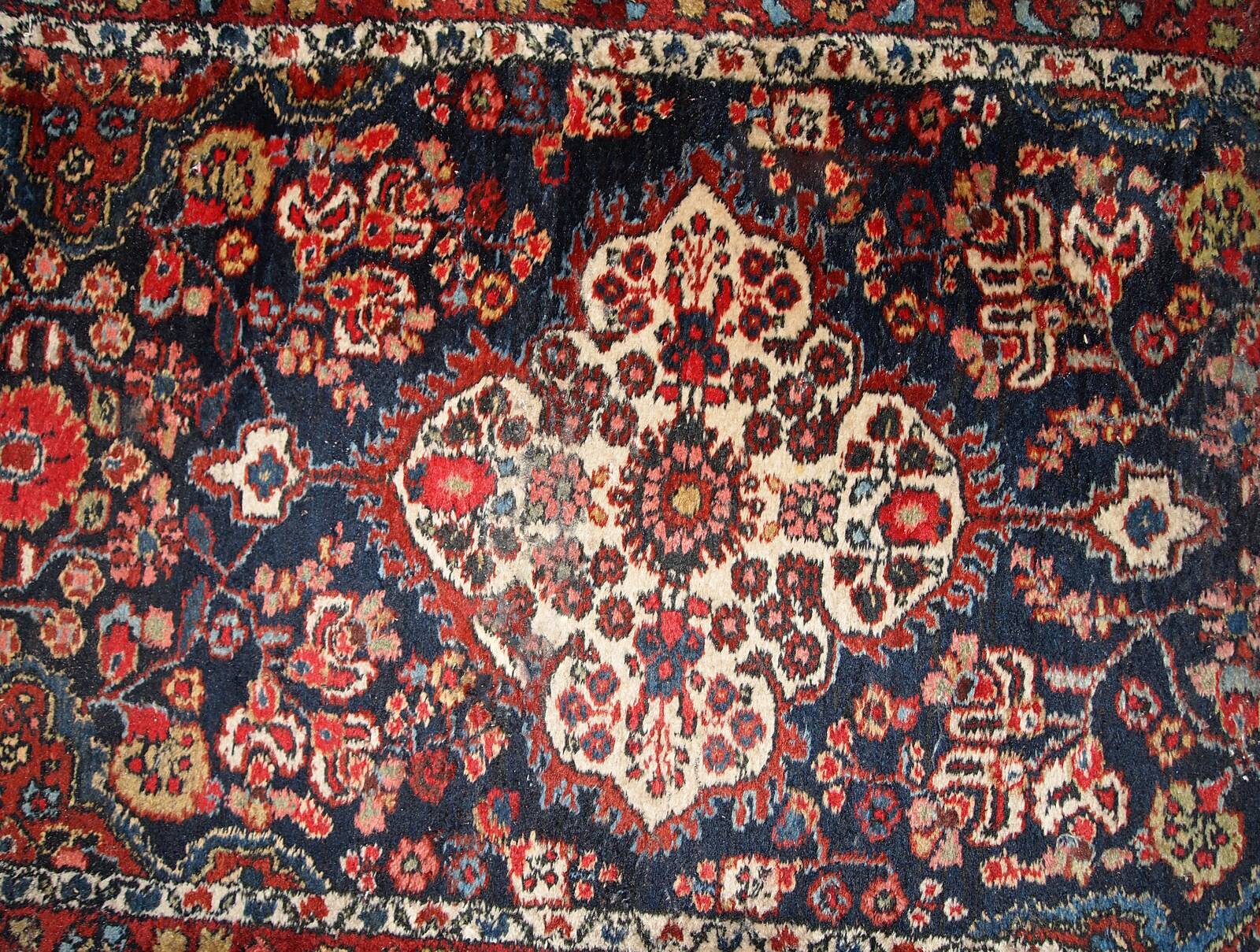 Tapis Malayer Antique du Moyen-Orient, Années 1920, Élégance et Tradition