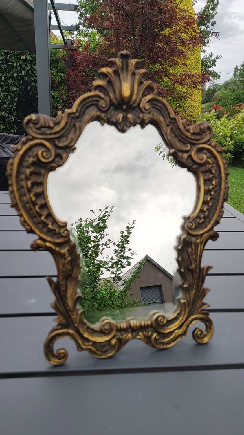 Victorian style table mirror. Decor Rinceaux, curved foot. In bronze patina old gold. 27 x 20 cm