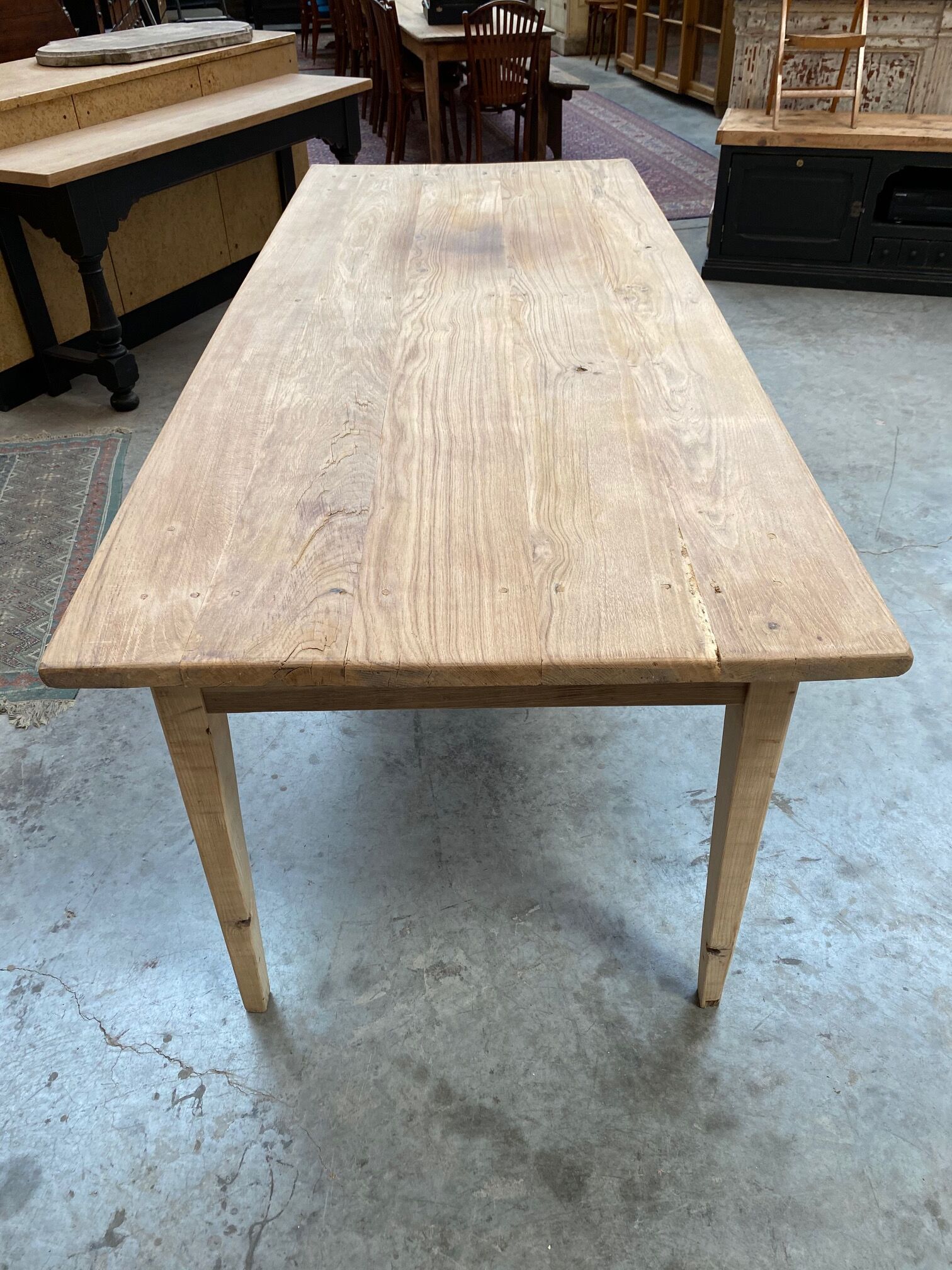 Farmhouse table spindle legs