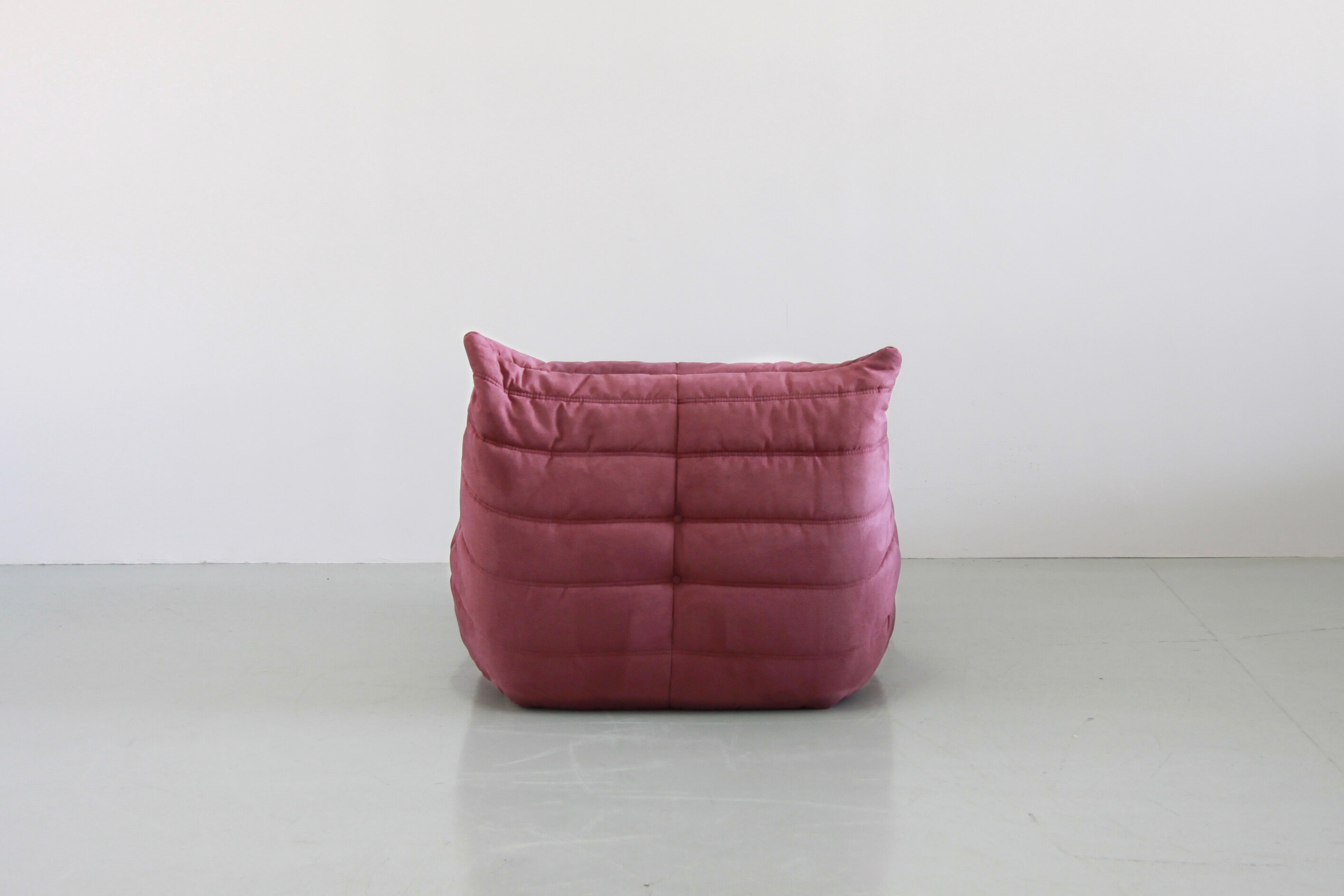 Driver "Togo" microfiber rose designed by Michel Ducaroy 1973