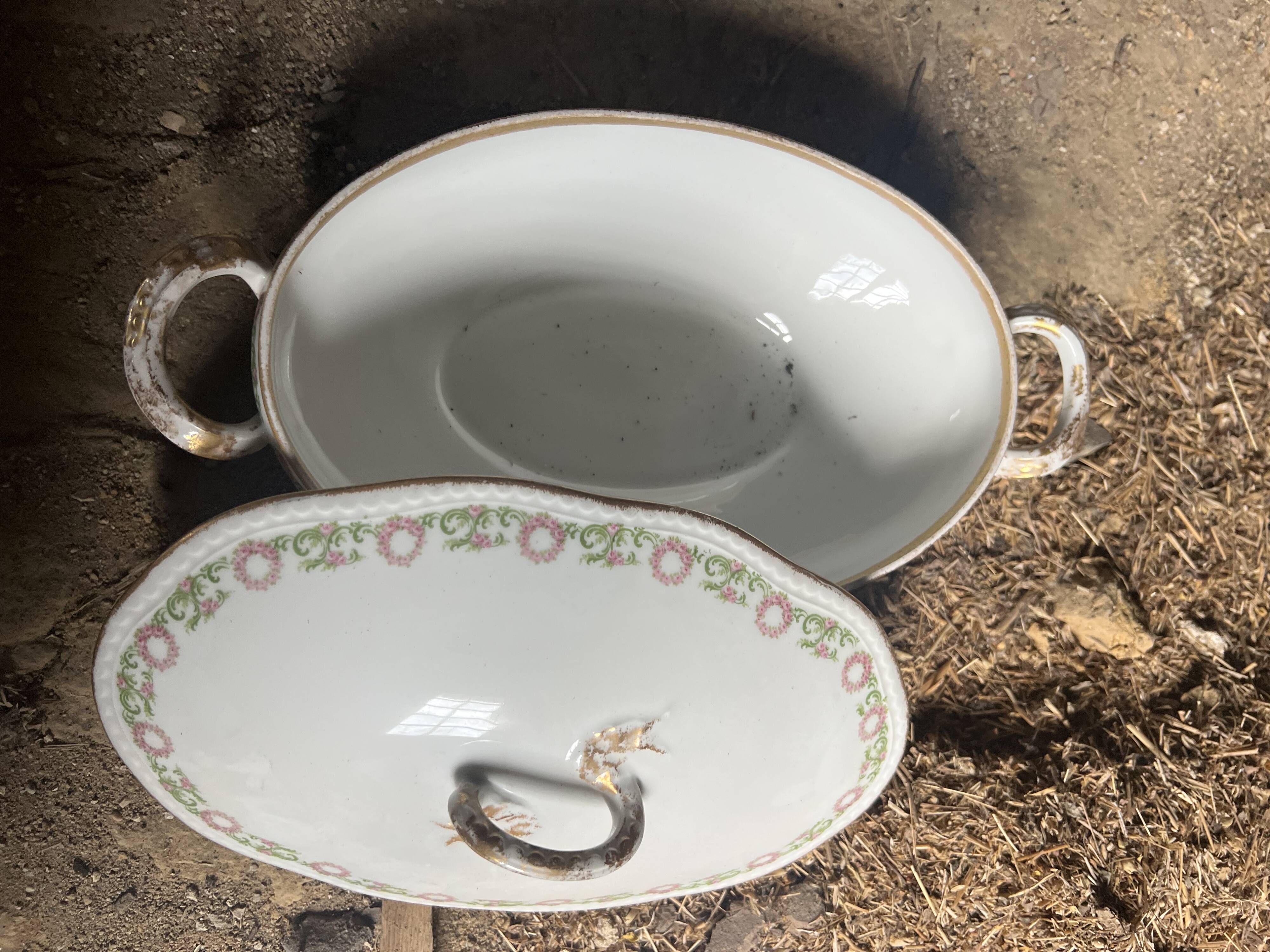 Large Limoges porcelain dinner service – floral decoration and gold trim