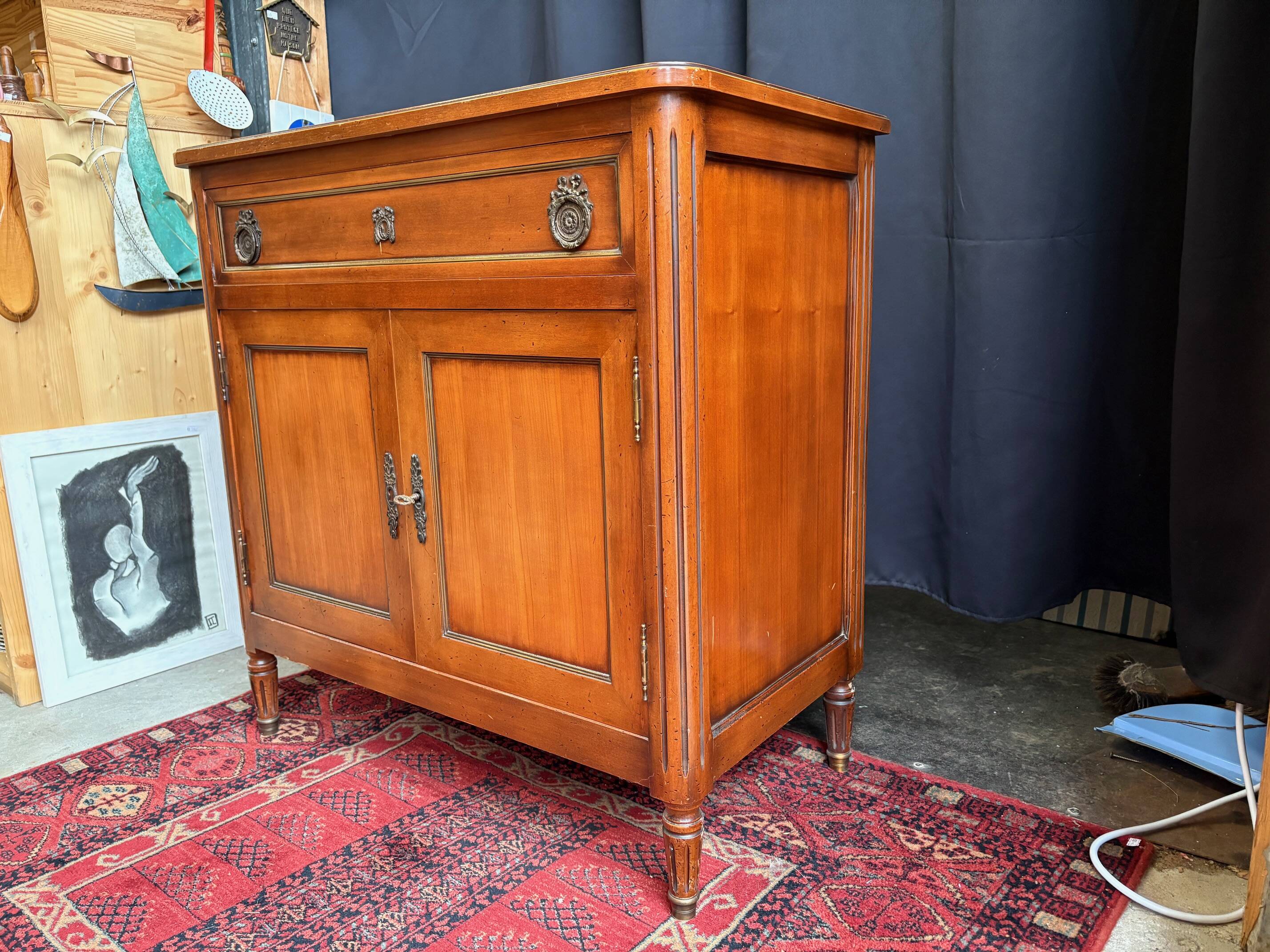 Buffet “style Louis XVI” — pièce décorative avec charme classique