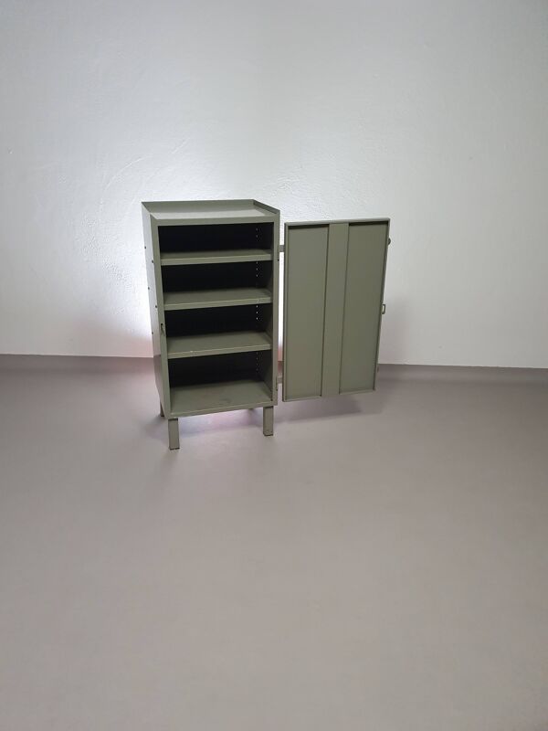 Casier en métal gris. Petit buffet industriel.