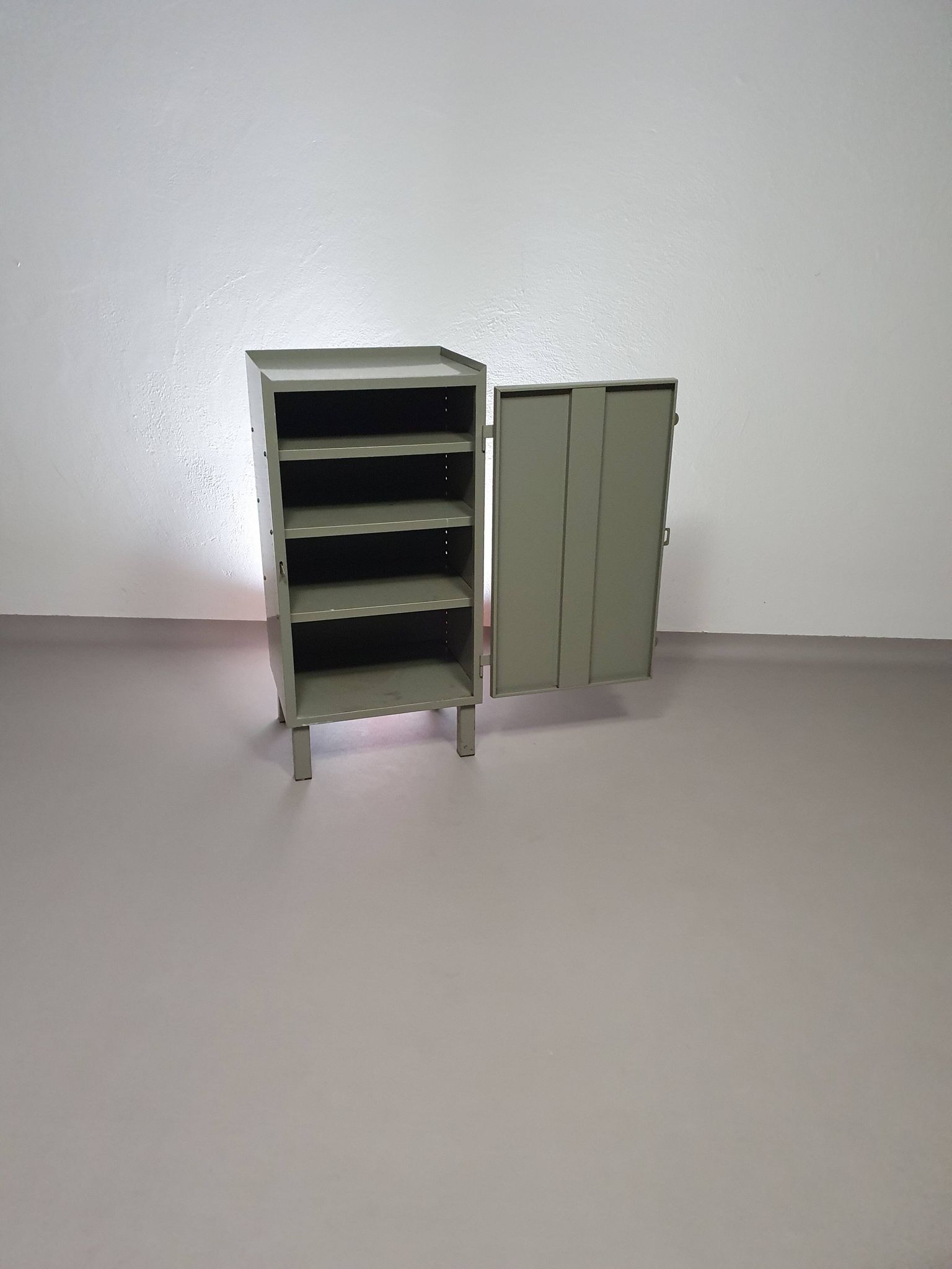 Casier en métal gris. Petit buffet industriel.