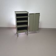 Casier en métal gris. Petit buffet industriel.