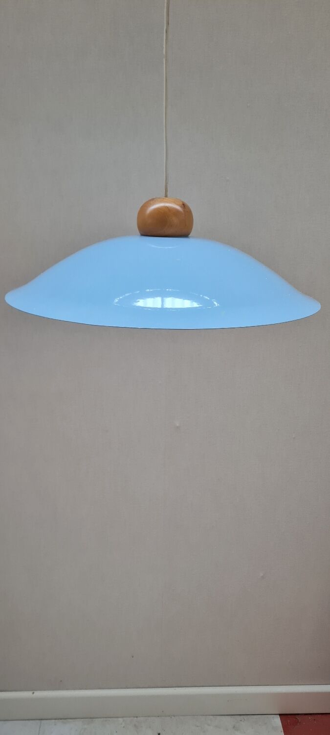 Suspension in enamelled sheet metal and wood