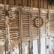 Ensemble d’anciens volets en bois