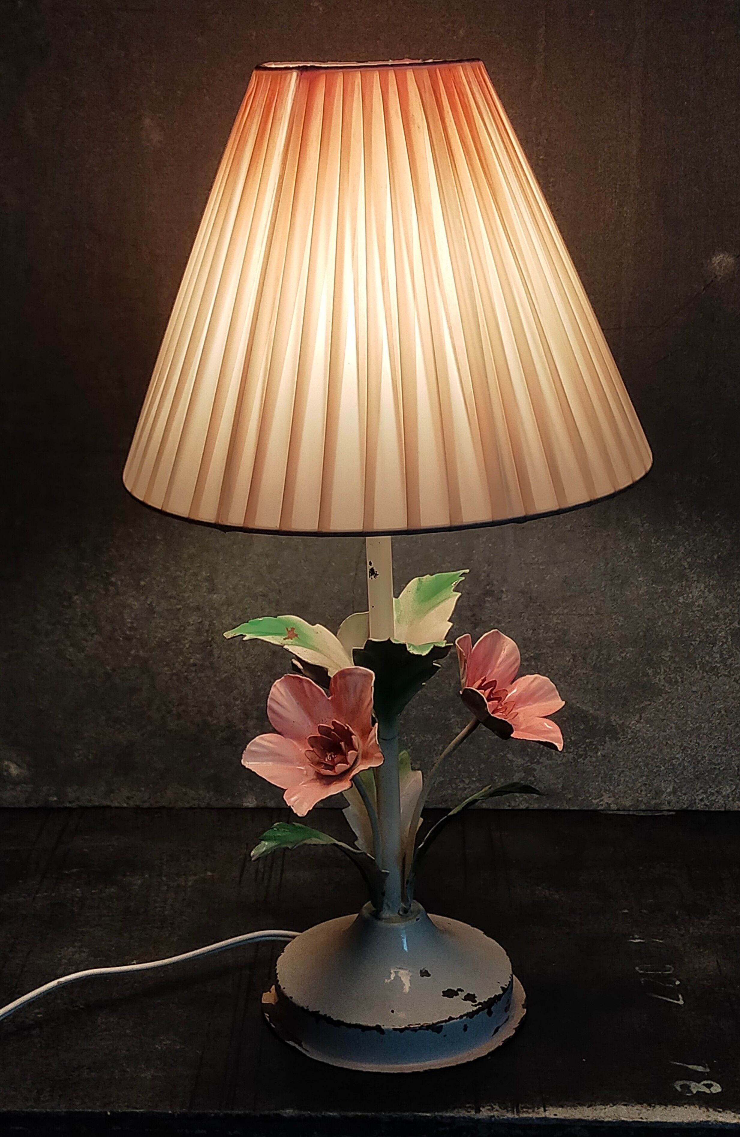 Bouquet lamp to table in vintage painted sheet vinyl lampshade