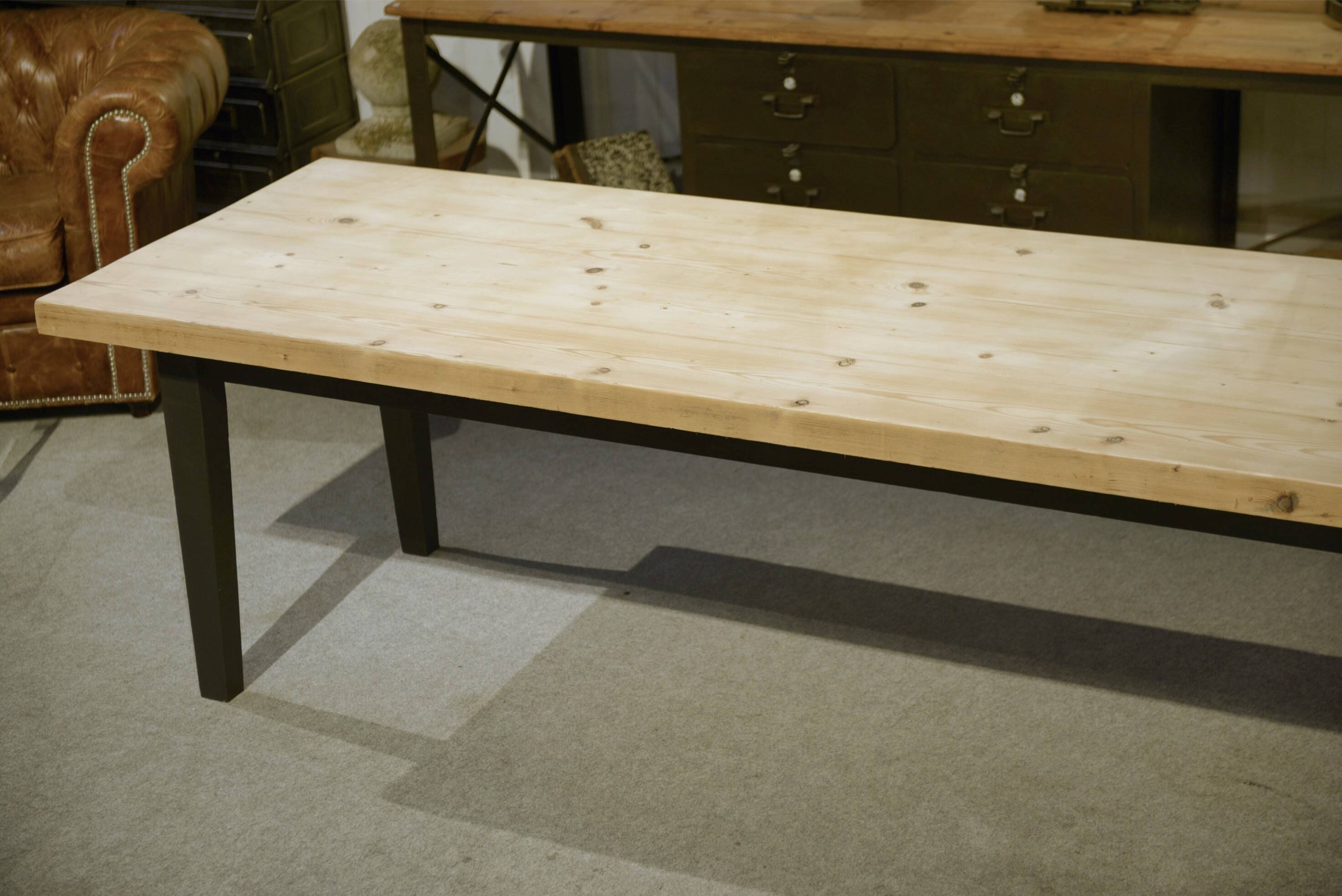 Large farmhouse table in pine from the 20th century.