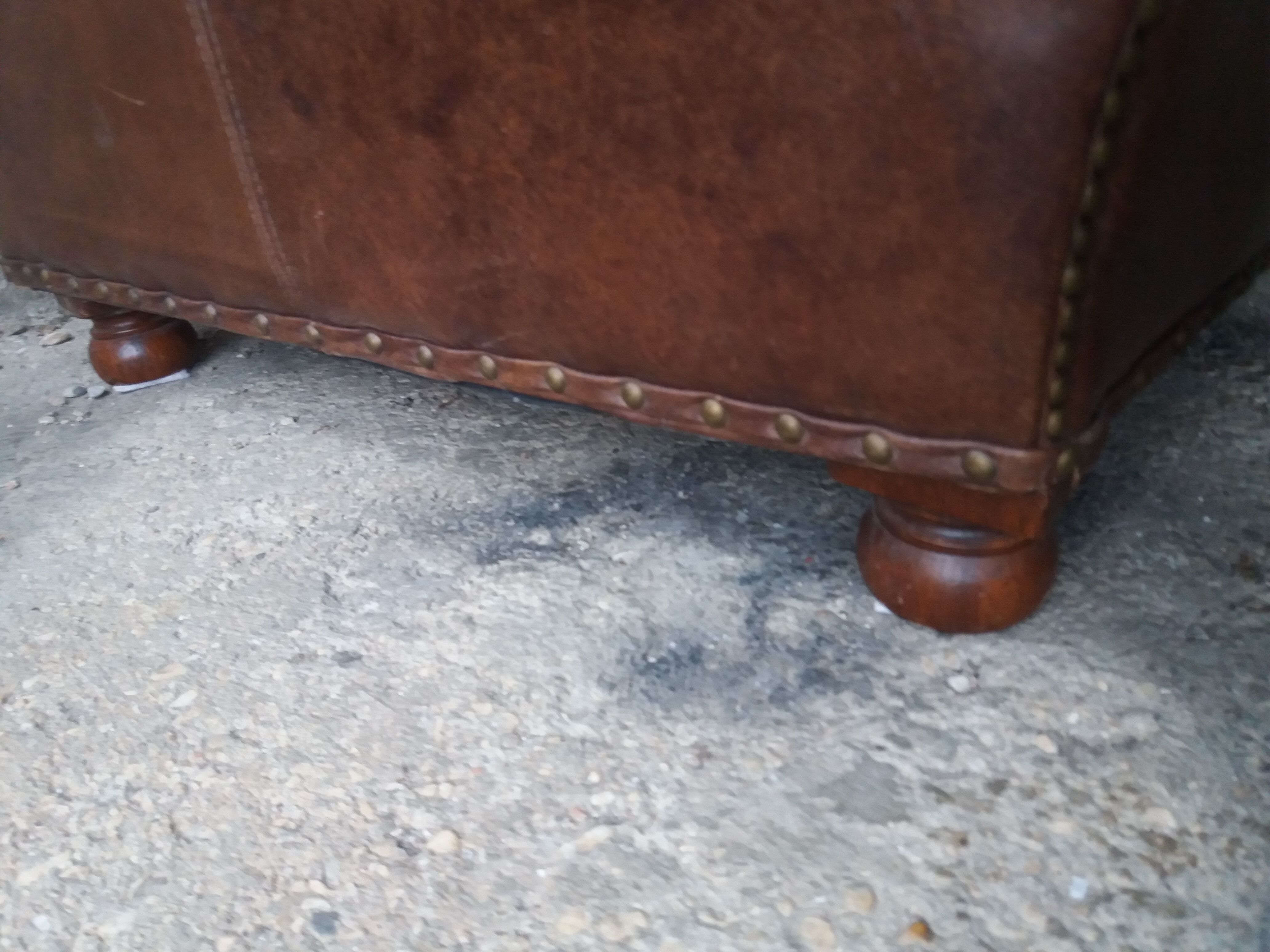 Fauteuil chesterfield à oreille cuir