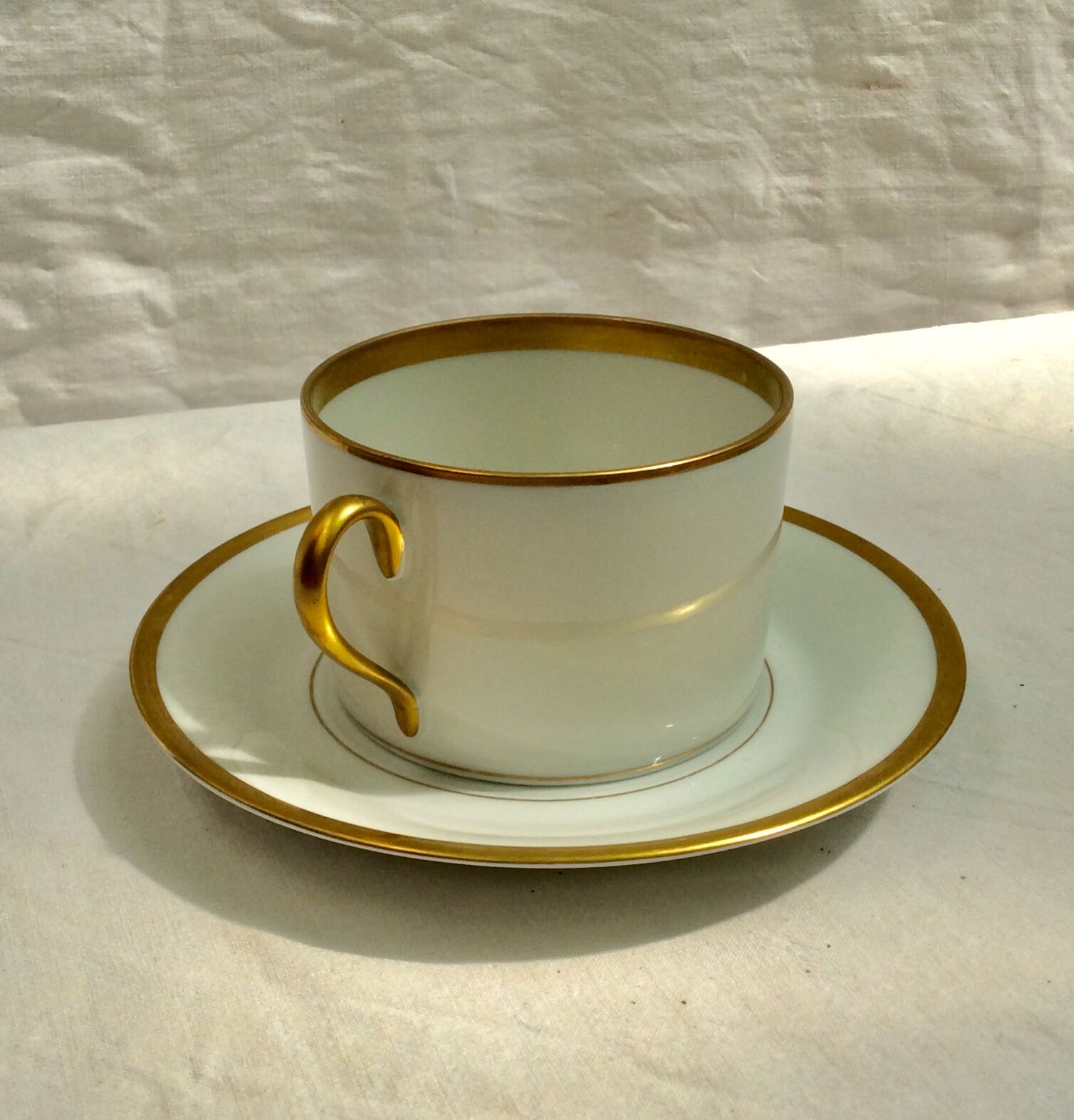 Teacup with its white Limoges saucer and fine-sized porcelain gold:H-6.5 D -17