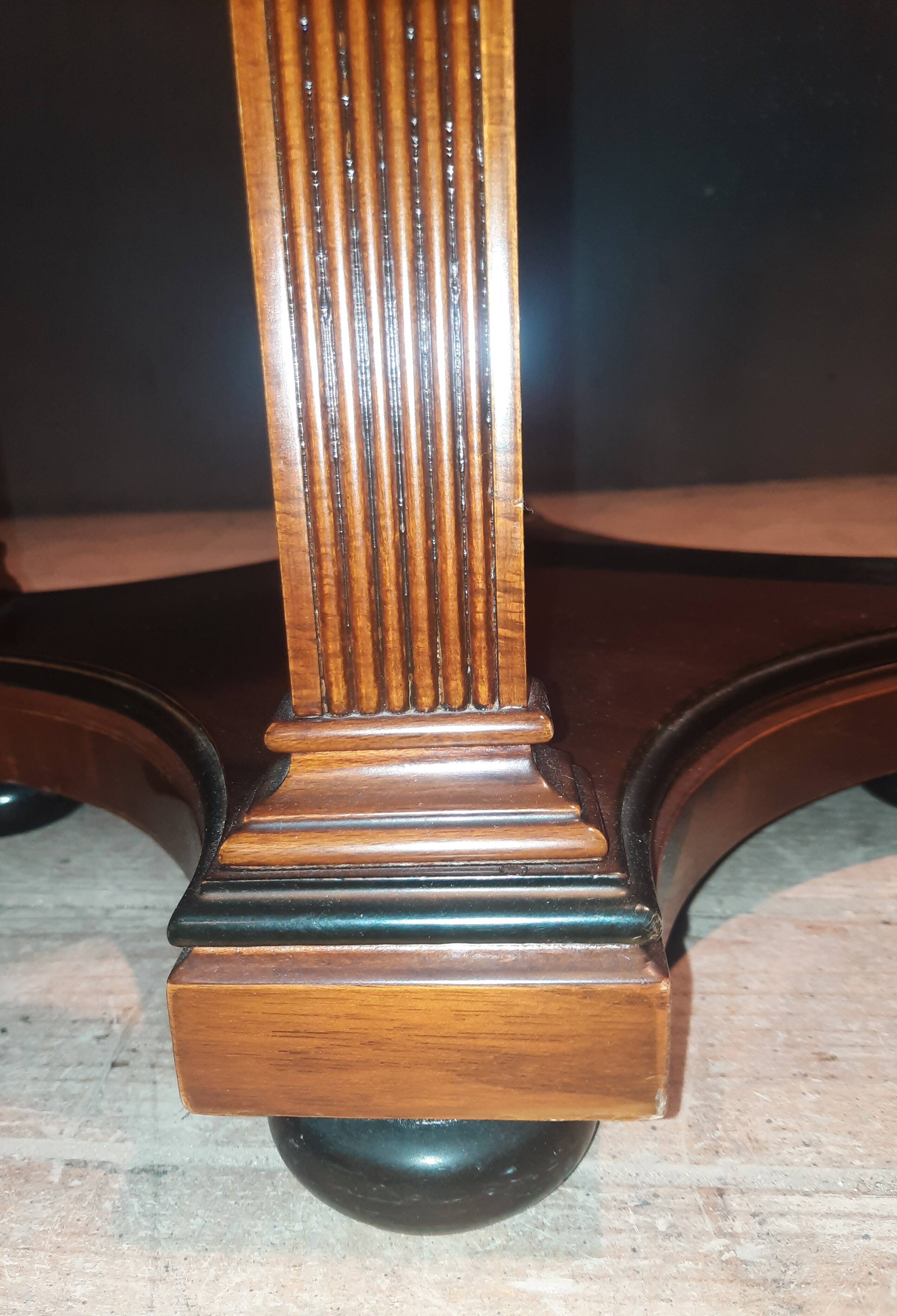Varnished round gueridon