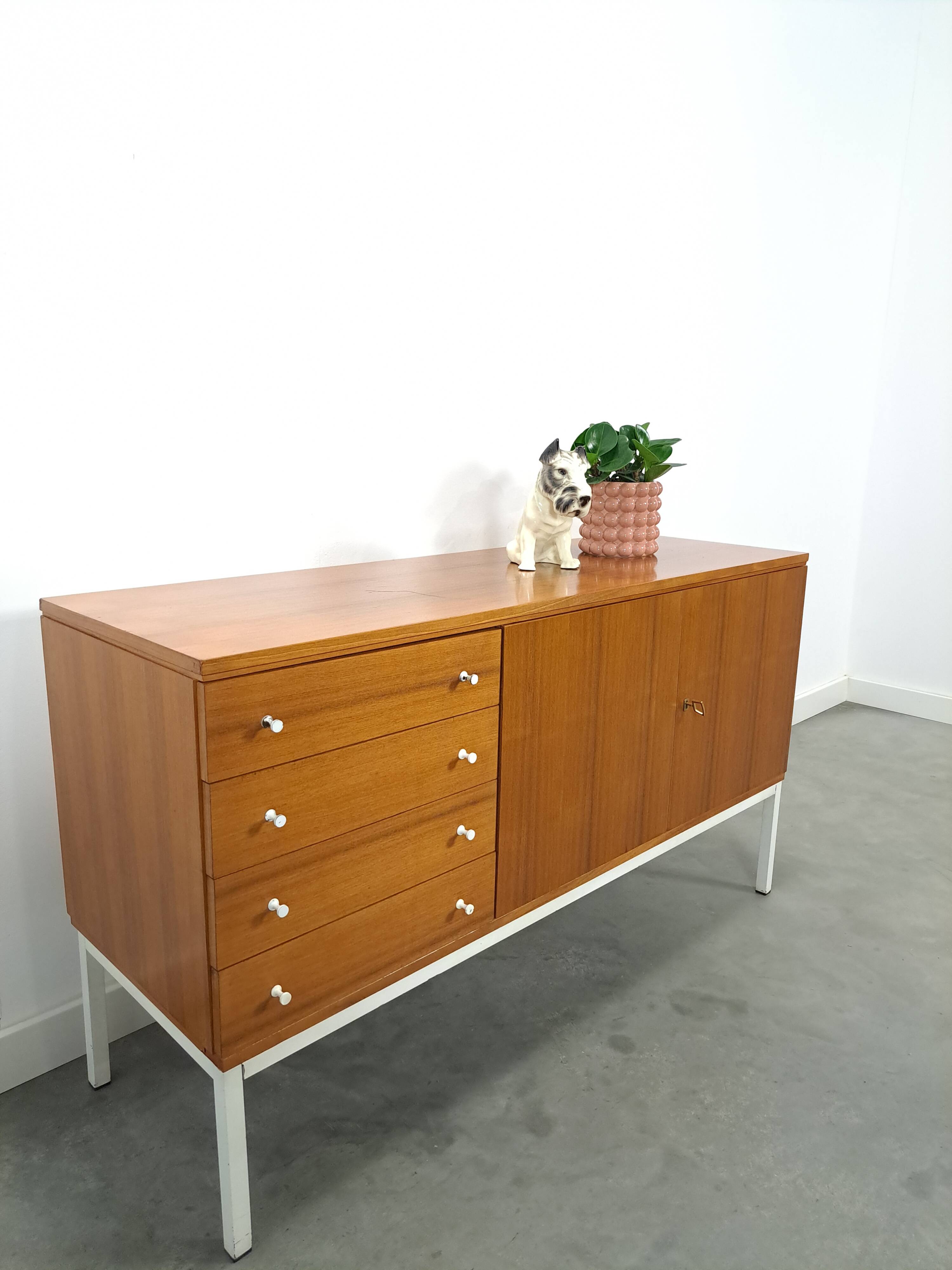 Fineer dressoir uit Zweden met wit stalen poten