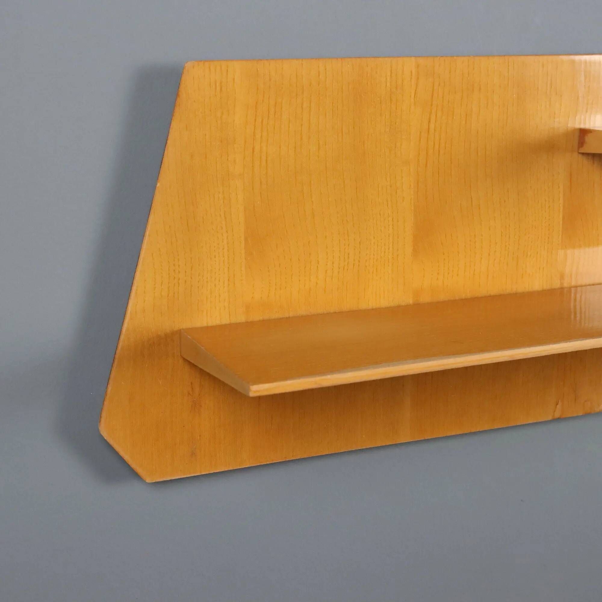 Vintage maple shelf with decoration, Italian design from the 1960s.