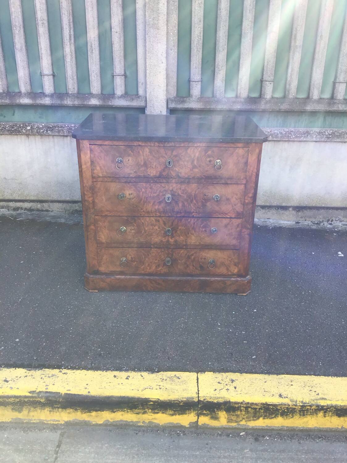 Commode style Louis Philippe en noyer et marbre dessus